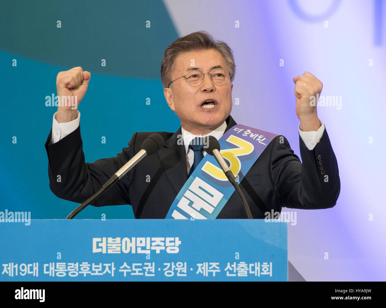 Seoul, Südkorea. 3. April 2017. Ehemaliger Leiter der wichtigsten Oppositionspartei Minjoo Partei Moon Jae-in spricht während der Vorwahlen in Seoul, Südkorea, 3. April 2017. Die primäre Südkoreas wichtigsten Oppositionspartei Minjoo eine offizielle Präsidentschaftskandidat auswählen endete Montag mit einem Erdrutschsieg von Moon Jae-in Spitzenreiter in Meinungsumfragen und ehemaliger Leiter der größten Partei. Bildnachweis: Lee Sang-ho/Xinhua/Alamy Live-Nachrichten Stockfoto