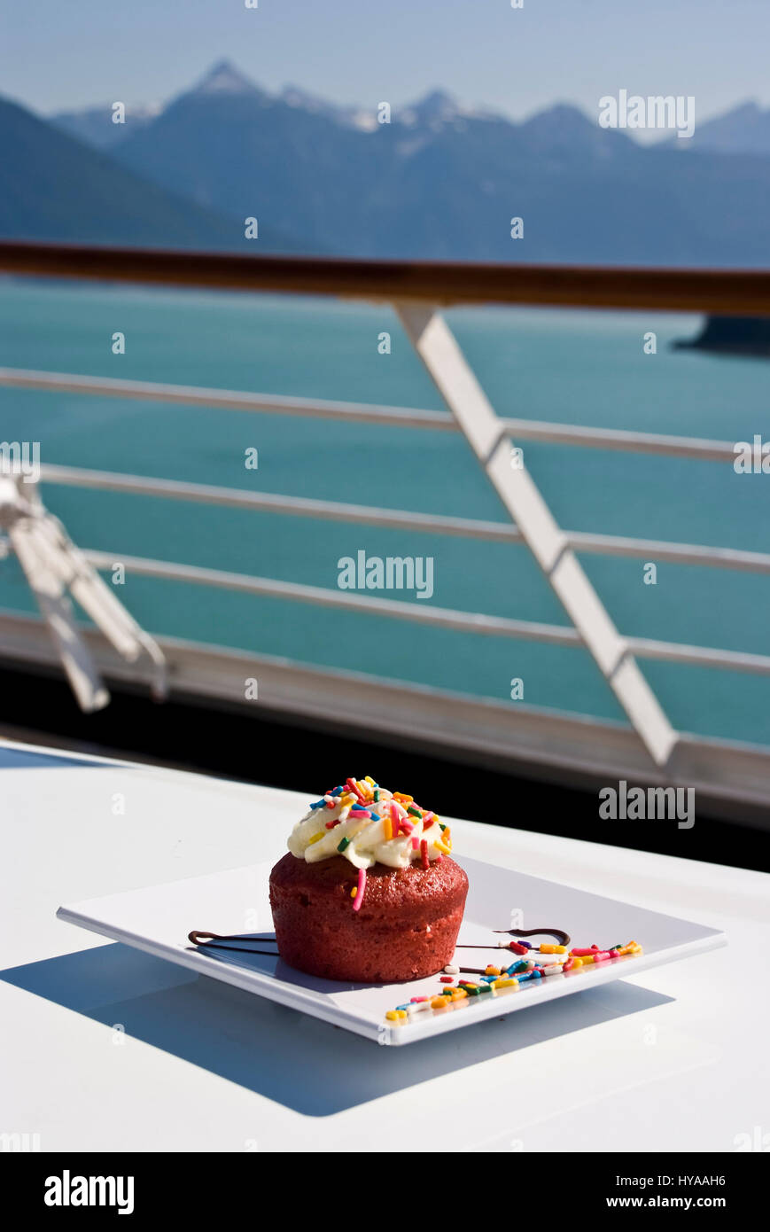 Alaska - Haines - Genuss mit einem Erdbeer Mini Herb und heißen Getränk auf dem Deck des Kreuzfahrtschiffes genießen Stockfoto