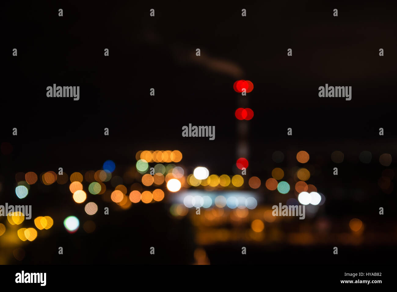 Verschwommen farbigen Nachtlichter in dunklen Stadt, festliche Textur Stockfoto