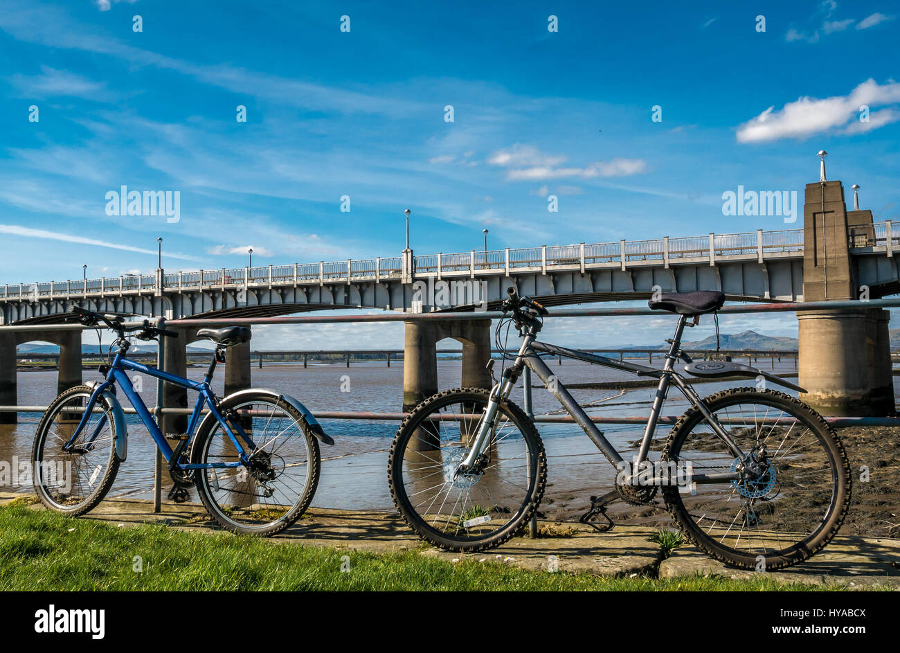 Fahrräder lehnen auf Geländer, Erhabene, mit Kincardine und Clackmannan Brücken auf sonniger Frühlingstag, Fife, Schottland, Großbritannien Stockfoto