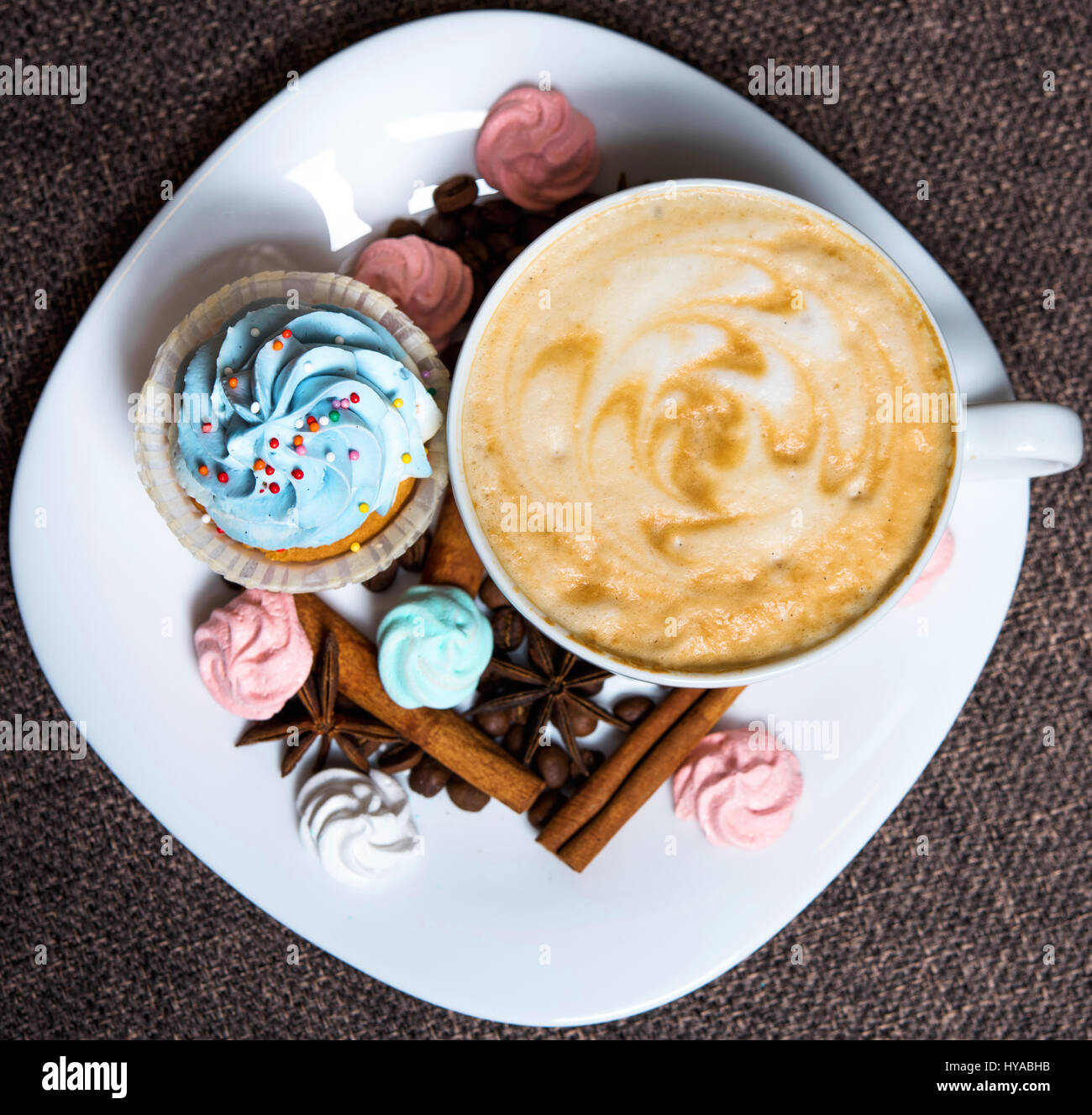 Tasse Kaffee mit Muffins und Baiser Stockfoto