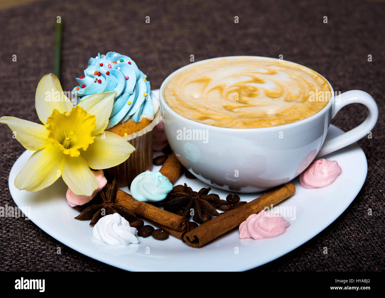 Tasse heißen Kaffee mit Muffins und Baiser Stockfoto