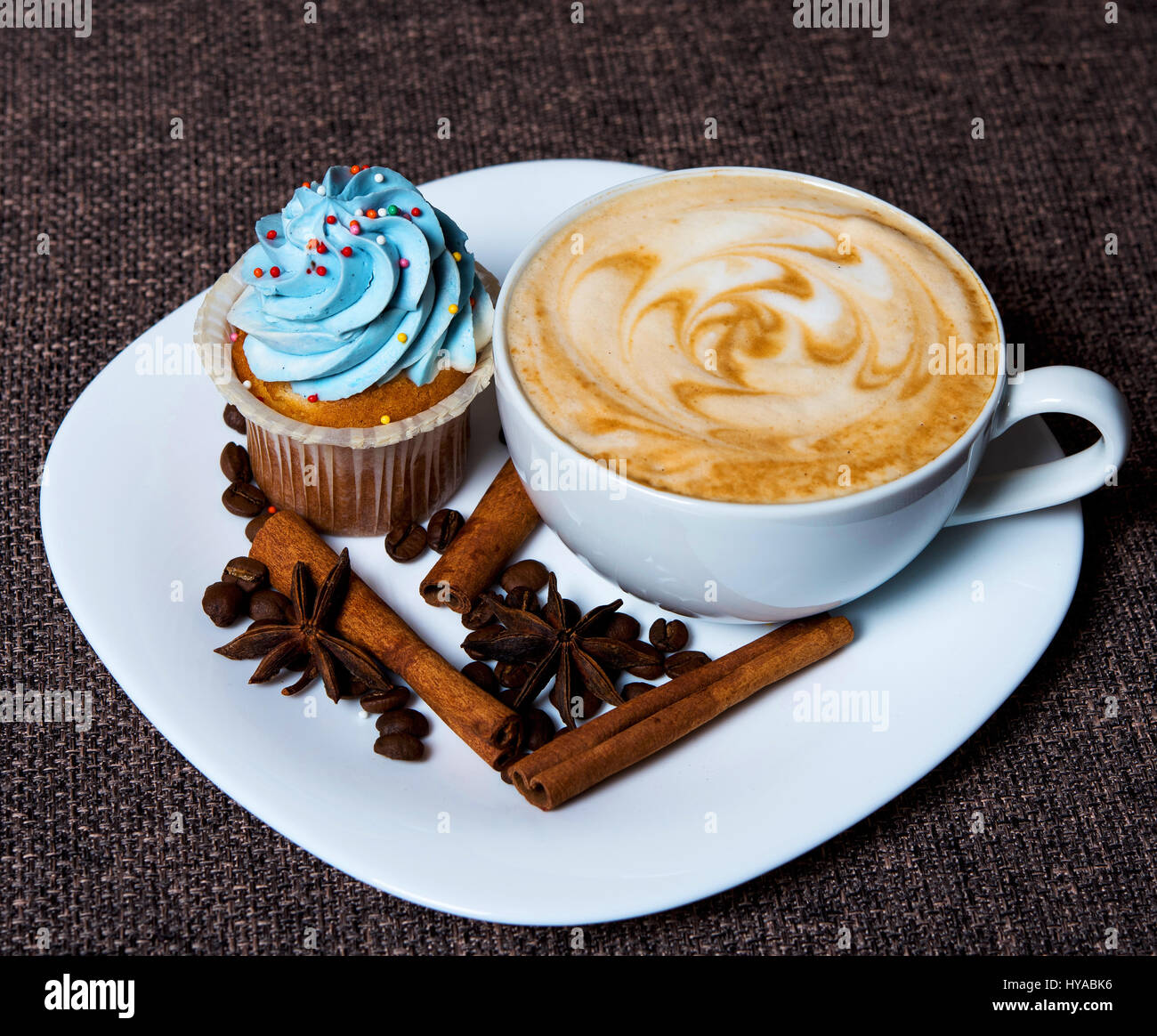 Tasse heißen Kaffee mit Muffins und Baiser Stockfoto