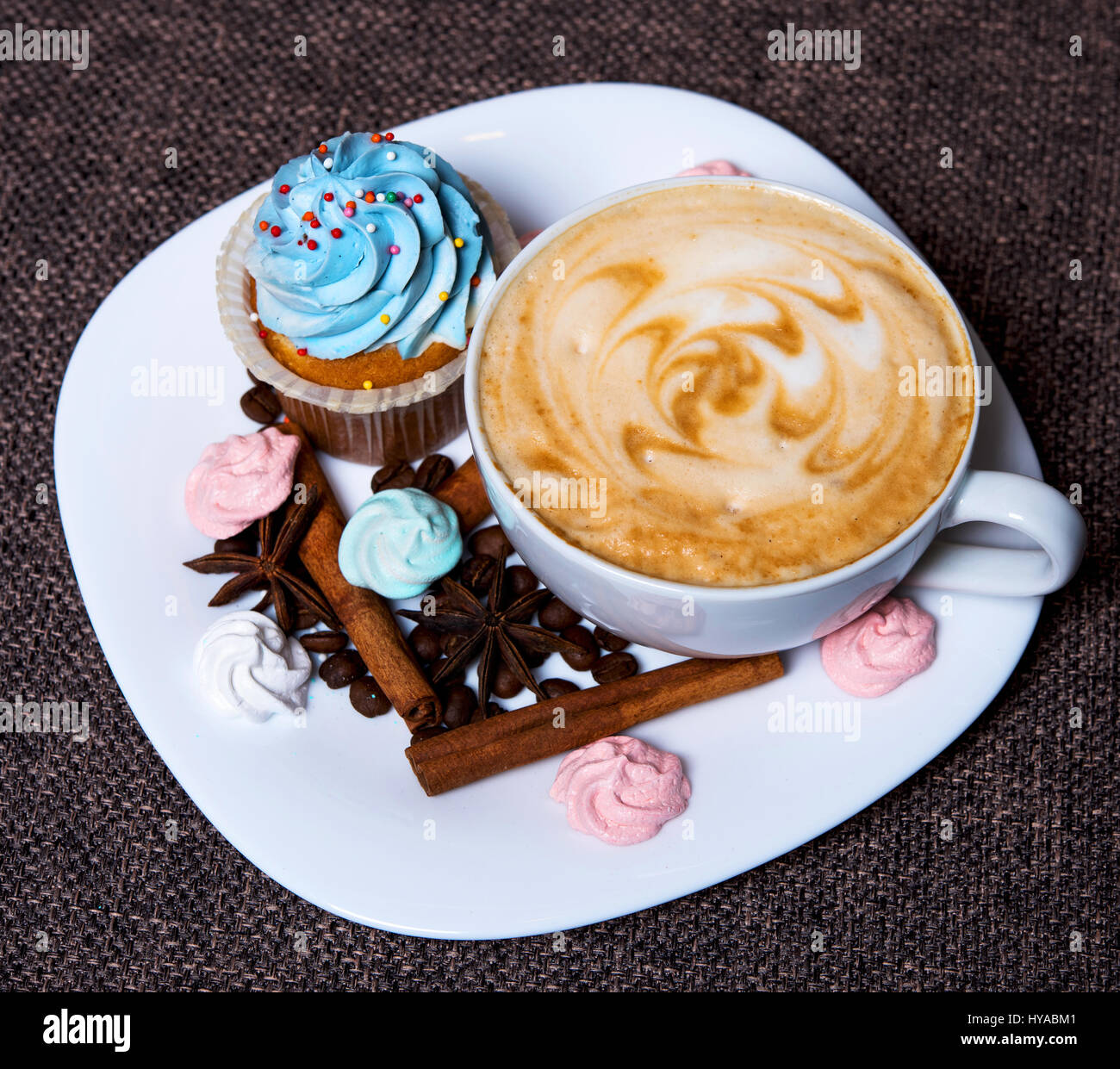 Tasse heißen Kaffee mit muffin Stockfoto