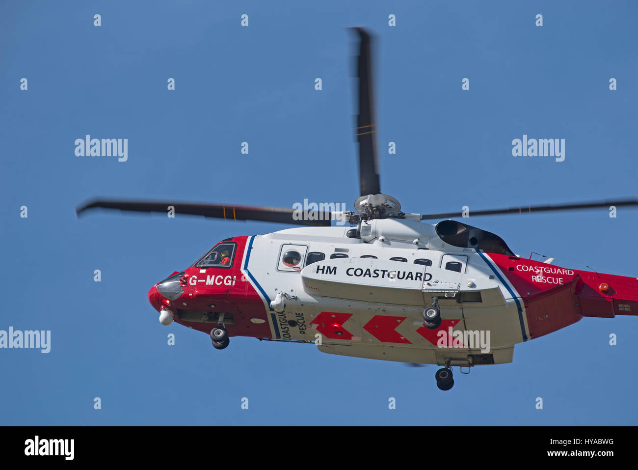 Sikorsky S92A Bristow Hubschrauber G-MCGI Betrieb für die britische Küstenwache am Inverness Airport Stockfoto