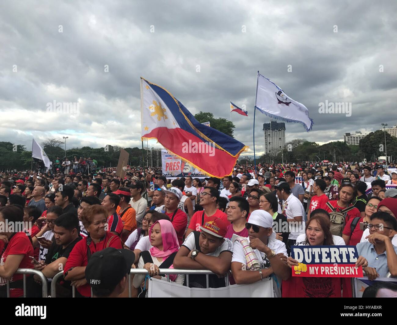 Manila, Philippinen. 2. April 2017. Tausende von Anhängern Pres Rodrigo Duterte besuchte eine Konzert-Rallye als Form der Unterstützung für seine Regierungspolitik. Fans fragten auch VP Leni Robredo zum Rücktritt und Anprangerung der Präsident mit ihren Behauptungen über die Regierung Krieg gegen die Drogen an die internationale Gemeinschaft zu stoppen. Stars wie Jimmy Bondoc, Mocca Uson, Isay Alvarez u.a. und muslimische Führer besucht die Konzert-Rallye. Bildnachweis: Sherbien Dacalanio/Pacific Press/Alamy Live-Nachrichten Stockfoto