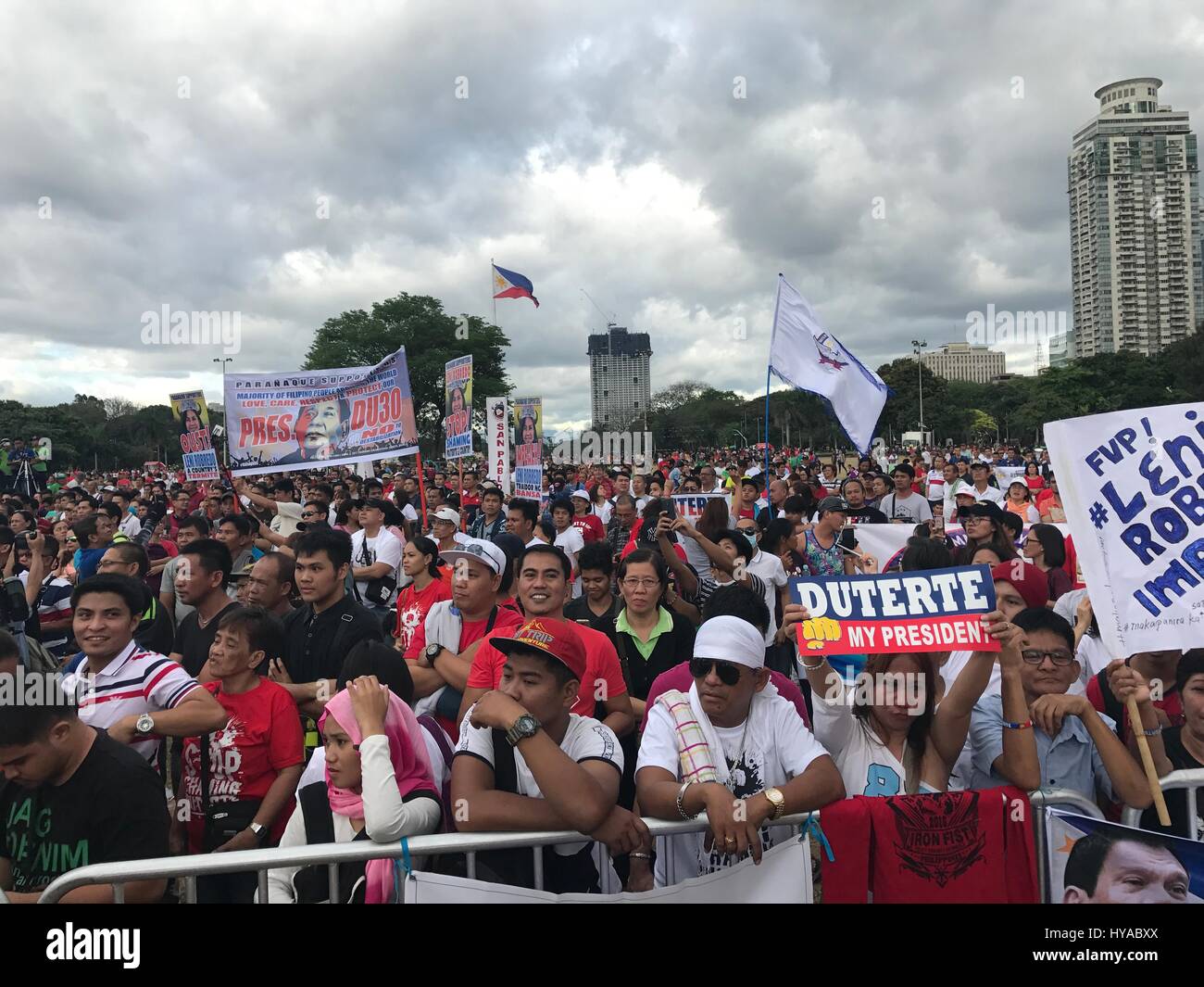 Manila, Philippinen. 2. April 2017. Tausende von Anhängern Pres Rodrigo Duterte besuchte eine Konzert-Rallye als Form der Unterstützung für seine Regierungspolitik. Fans fragten auch VP Leni Robredo zum Rücktritt und Anprangerung der Präsident mit ihren Behauptungen über die Regierung Krieg gegen die Drogen an die internationale Gemeinschaft zu stoppen. Stars wie Jimmy Bondoc, Mocca Uson, Isay Alvarez u.a. und muslimische Führer besucht die Konzert-Rallye. Bildnachweis: Sherbien Dacalanio/Pacific Press/Alamy Live-Nachrichten Stockfoto