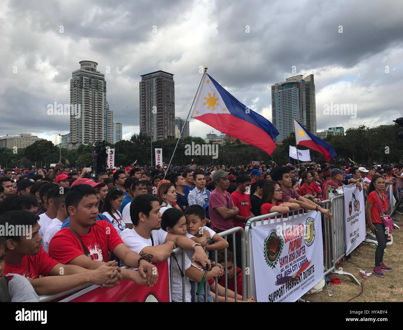 Manila, Philippinen. 2. April 2017. Tausende von Anhängern Pres Rodrigo Duterte besuchte eine Konzert-Rallye als Form der Unterstützung für seine Regierungspolitik. Fans fragten auch VP Leni Robredo zum Rücktritt und Anprangerung der Präsident mit ihren Behauptungen über die Regierung Krieg gegen die Drogen an die internationale Gemeinschaft zu stoppen. Stars wie Jimmy Bondoc, Mocca Uson, Isay Alvarez u.a. und muslimische Führer besucht die Konzert-Rallye. Bildnachweis: Sherbien Dacalanio/Pacific Press/Alamy Live-Nachrichten Stockfoto