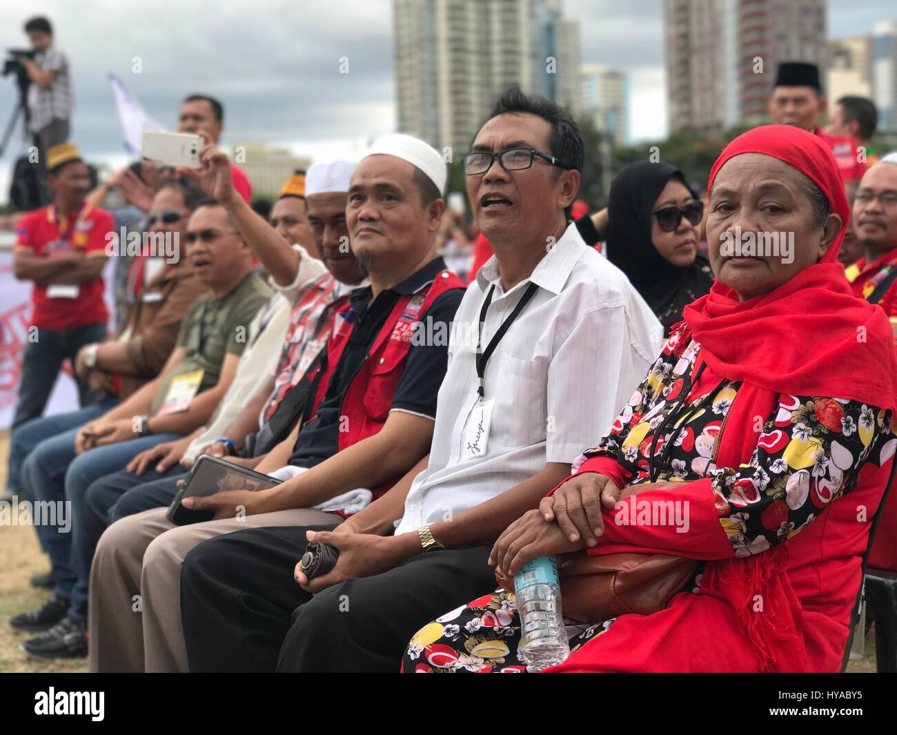 Manila, Philippinen. 2. April 2017. Tausende von Anhängern Pres Rodrigo Duterte besuchte eine Konzert-Rallye als Form der Unterstützung für seine Regierungspolitik. Fans fragten auch VP Leni Robredo zum Rücktritt und Anprangerung der Präsident mit ihren Behauptungen über die Regierung Krieg gegen die Drogen an die internationale Gemeinschaft zu stoppen. Stars wie Jimmy Bondoc, Mocca Uson, Isay Alvarez u.a. und muslimische Führer besucht die Konzert-Rallye. Bildnachweis: Sherbien Dacalanio/Pacific Press/Alamy Live-Nachrichten Stockfoto