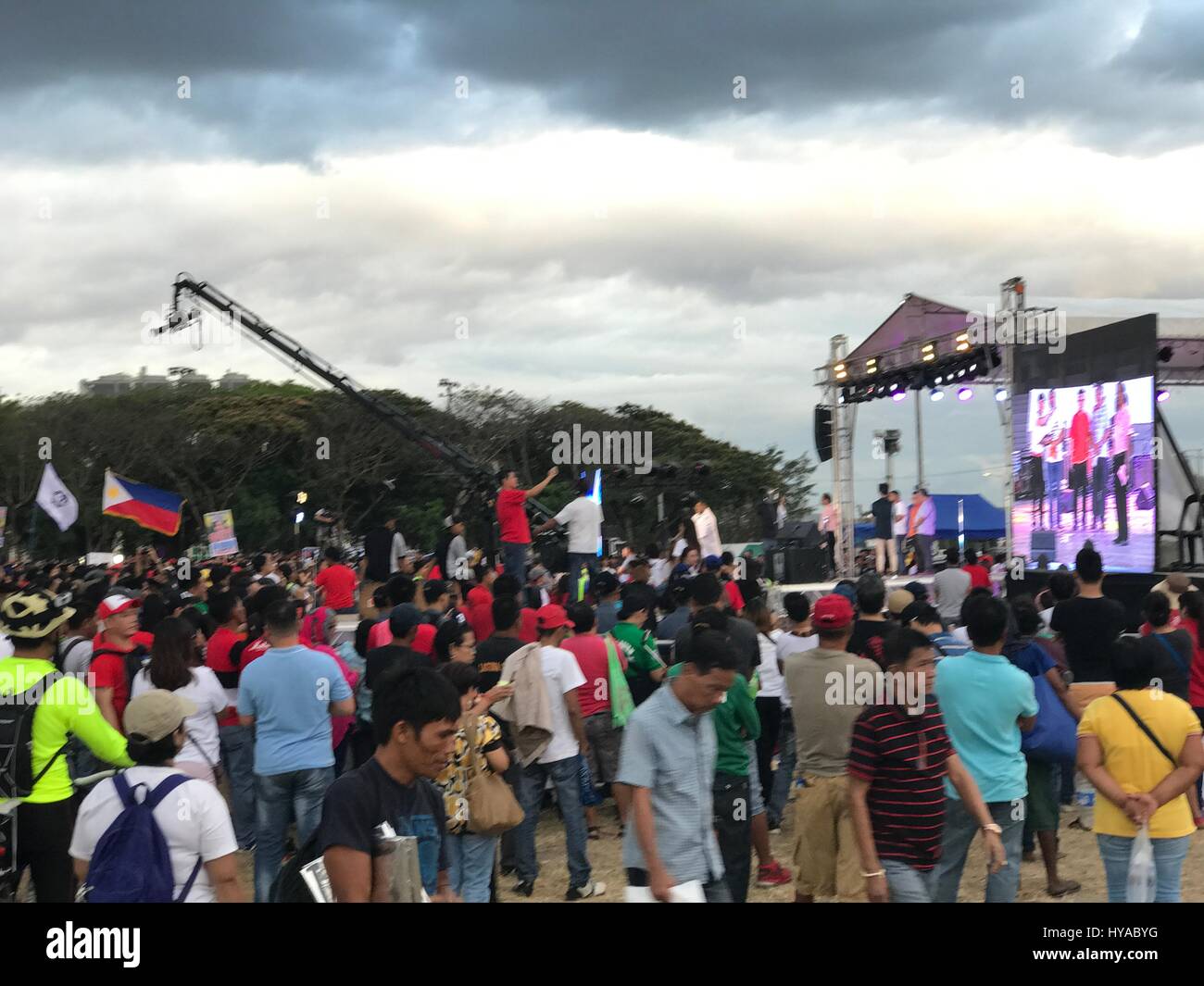 Manila, Philippinen. 2. April 2017. Tausende von Anhängern Pres Rodrigo Duterte besuchte eine Konzert-Rallye als Form der Unterstützung für seine Regierungspolitik. Fans fragten auch VP Leni Robredo zum Rücktritt und Anprangerung der Präsident mit ihren Behauptungen über die Regierung Krieg gegen die Drogen an die internationale Gemeinschaft zu stoppen. Stars wie Jimmy Bondoc, Mocca Uson, Isay Alvarez u.a. und muslimische Führer besucht die Konzert-Rallye. Bildnachweis: Sherbien Dacalanio/Pacific Press/Alamy Live-Nachrichten Stockfoto