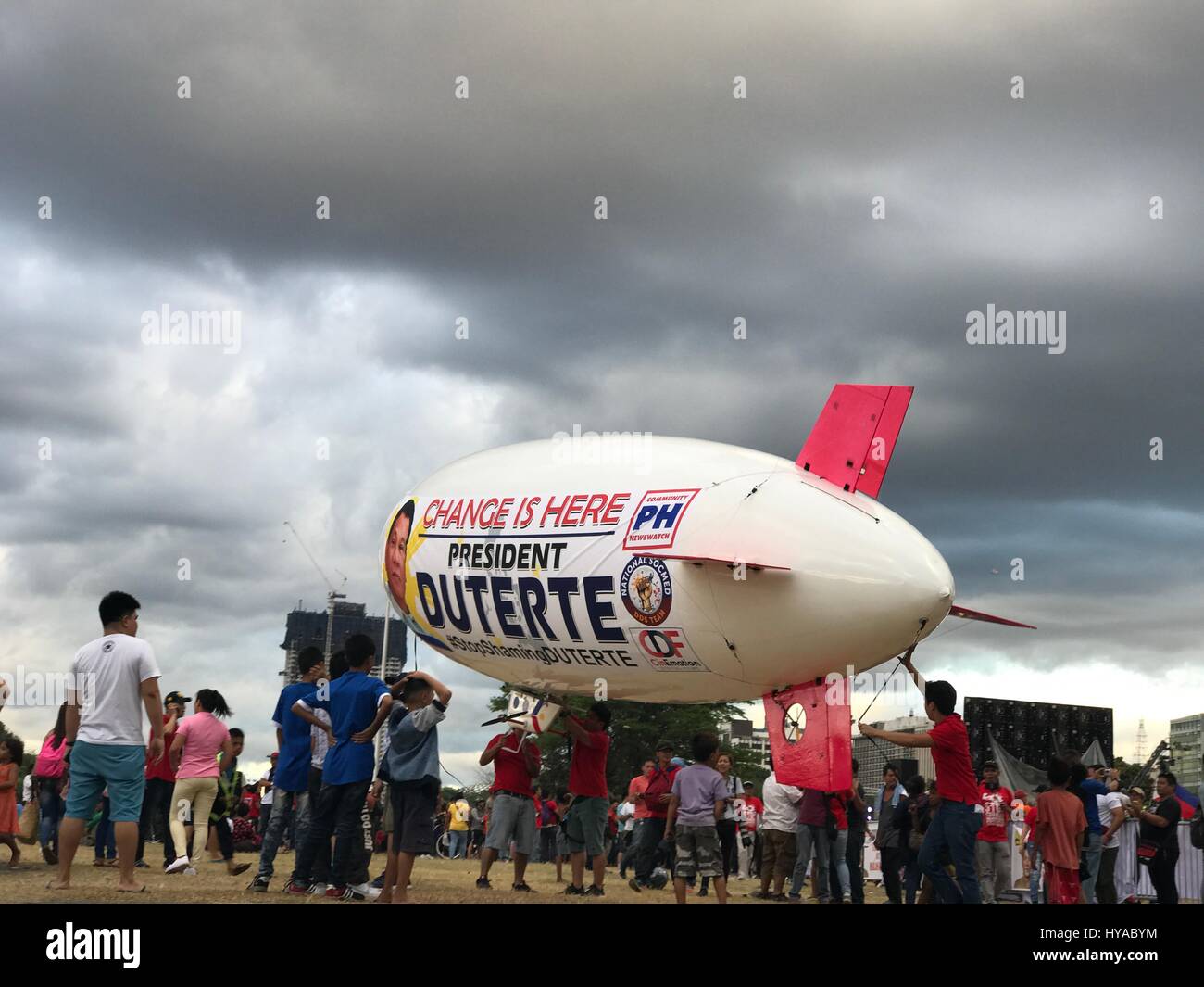 Manila, Philippinen. 2. April 2017. Tausende von Anhängern Pres Rodrigo Duterte besuchte eine Konzert-Rallye als Form der Unterstützung für seine Regierungspolitik. Fans fragten auch VP Leni Robredo zum Rücktritt und Anprangerung der Präsident mit ihren Behauptungen über die Regierung Krieg gegen die Drogen an die internationale Gemeinschaft zu stoppen. Stars wie Jimmy Bondoc, Mocca Uson, Isay Alvarez u.a. und muslimische Führer besucht die Konzert-Rallye. Bildnachweis: Sherbien Dacalanio/Pacific Press/Alamy Live-Nachrichten Stockfoto