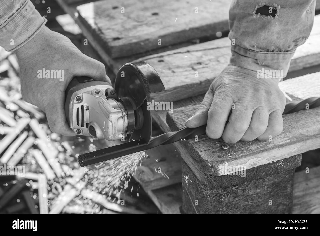 Der Prozess der Schneiden von Metall mit dem Winkelschleifer. Stockfoto
