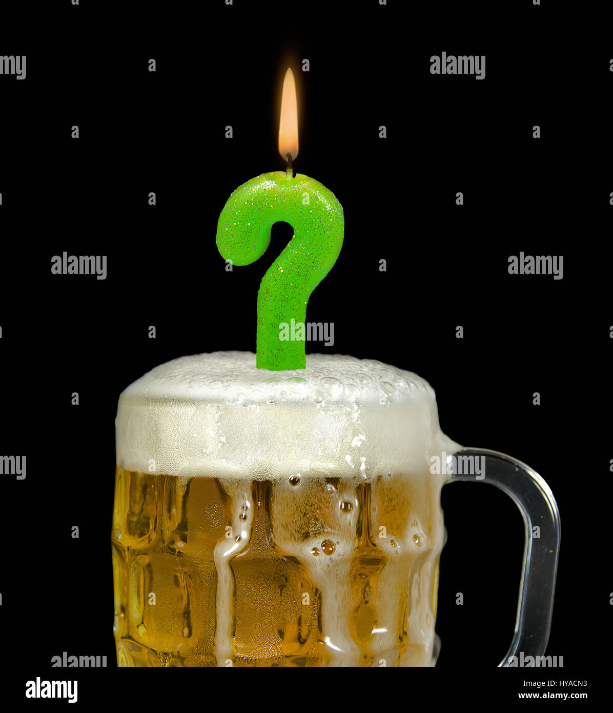 grünen Fragezeichen Geburtstag Kerze im Bierschaum Stockfoto
