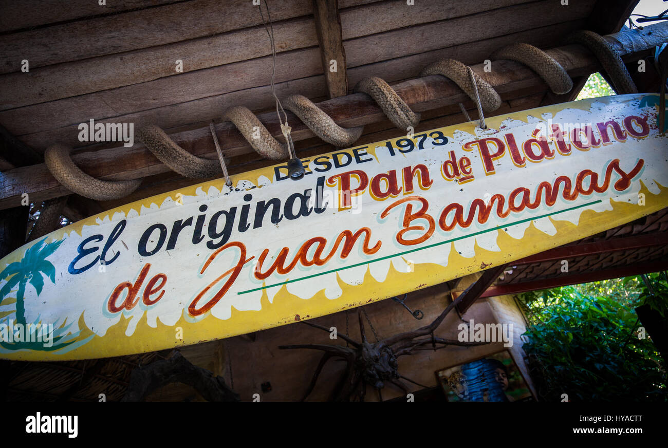 Ein Zeichen auf einem Surfbrett der berühmten Banane Brot Shop Juan Bananen in San Blas, Nayarit, Mexiko. Stockfoto