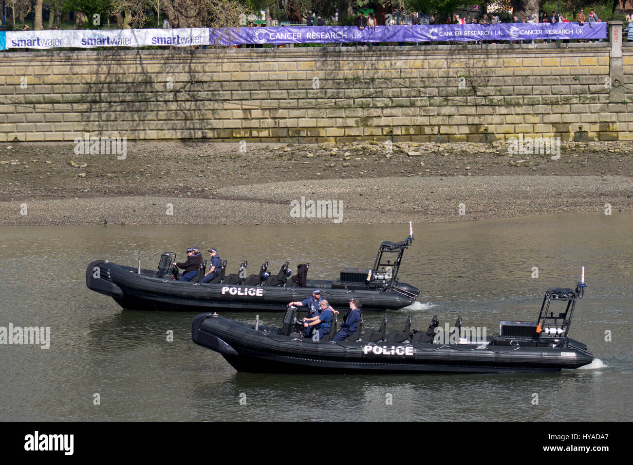 Bewaffnete Polizei patrouillieren den Fluss vor dem Start von der 2017 Oxford gegen Cambridge Themse Boat Race Stockfoto