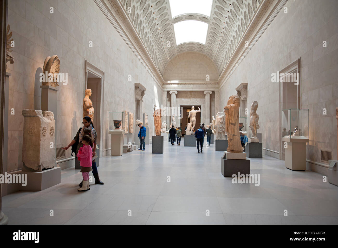 Griechische und römische Skulpturen und Schnitzereien besetzen einen langen Korridor im Metropolitan Museum of Art in Manhattan. 21. Februar 2017 Stockfoto