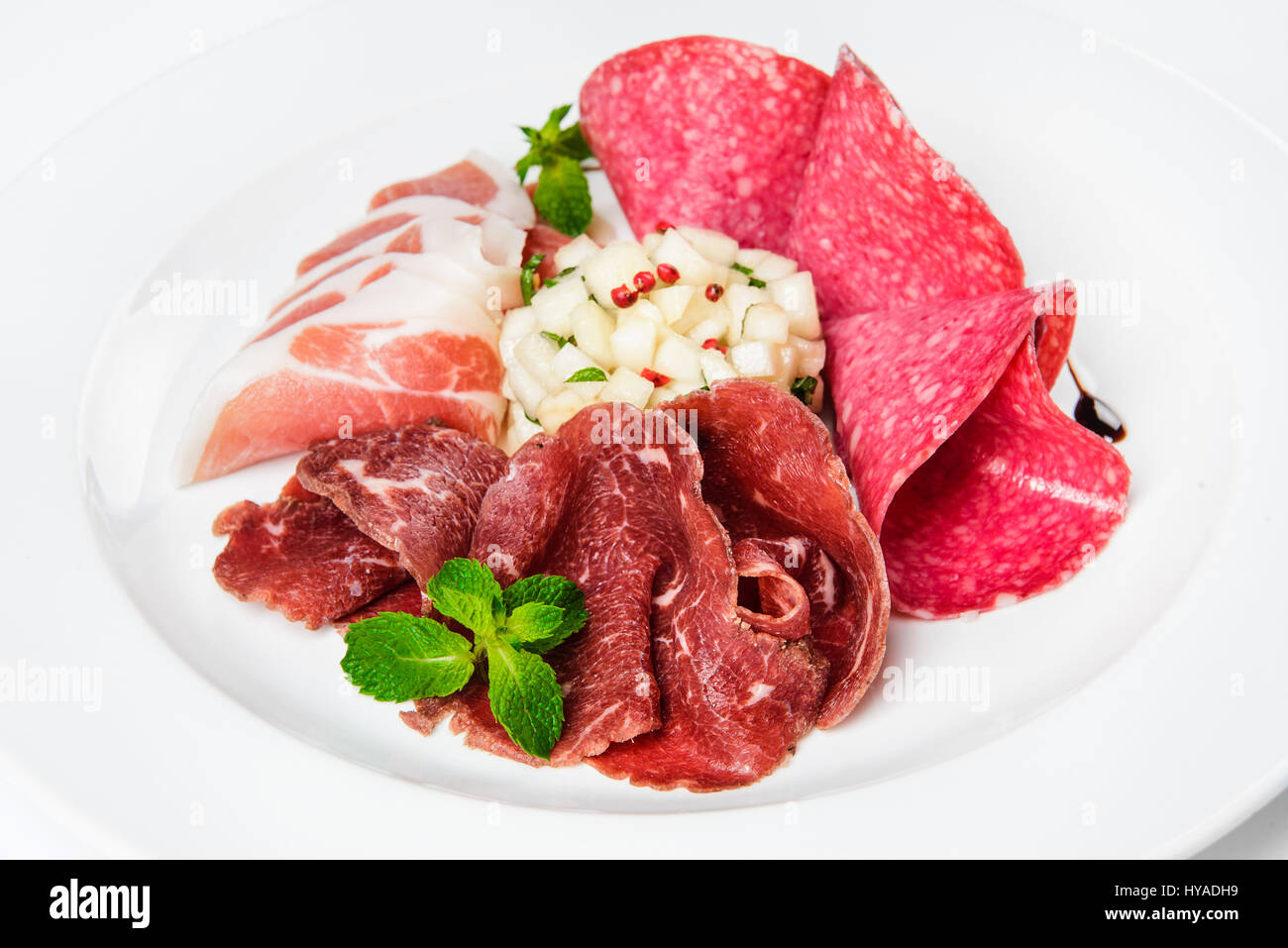 Gericht der verschiedenen Arten von Fleisch-Zuschnitt auf Platte. Stockfoto