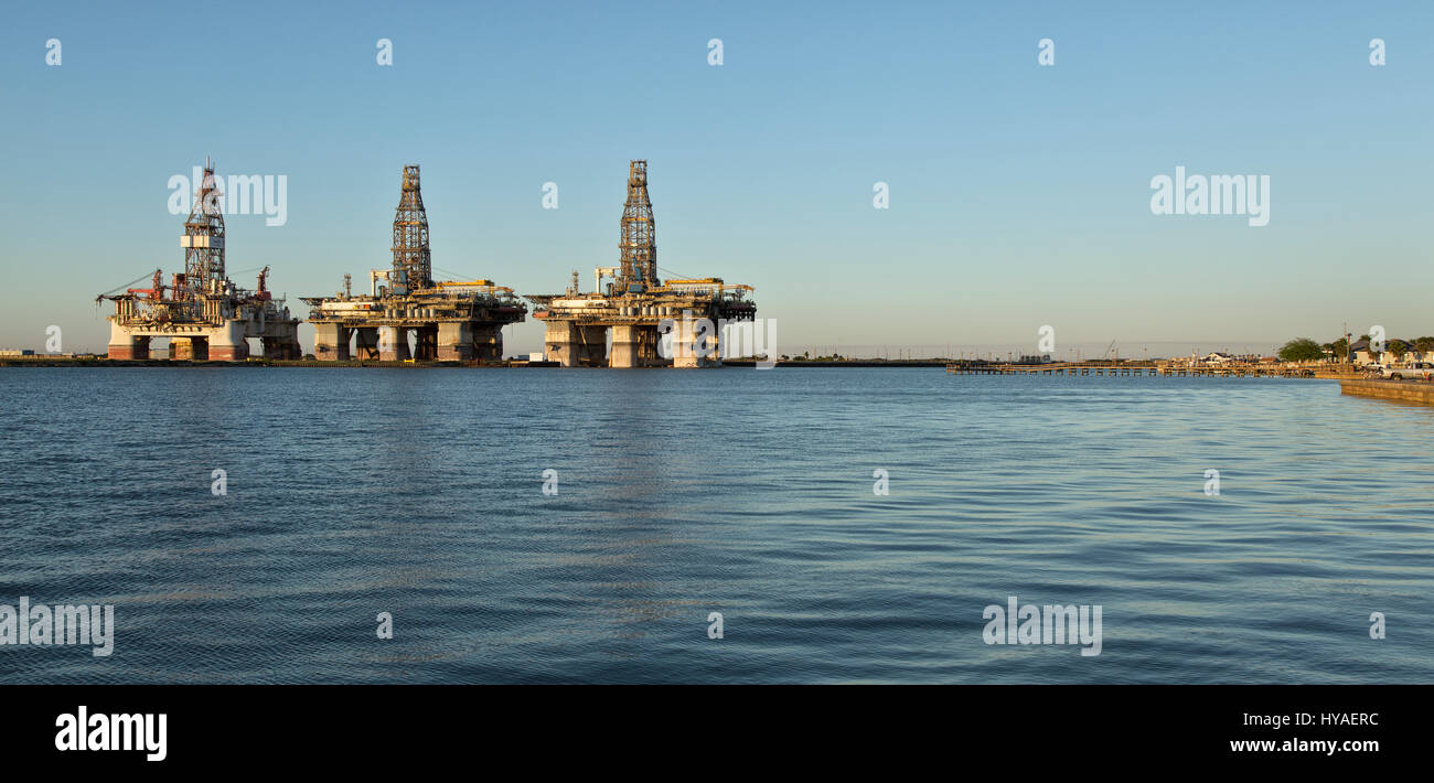 Tiefenwasser Drill Rigs vorübergehend in Speicher, Uhr Licht, Harbor Island, Canyon Port, Port Aransas auf der rechten Seite. Stockfoto