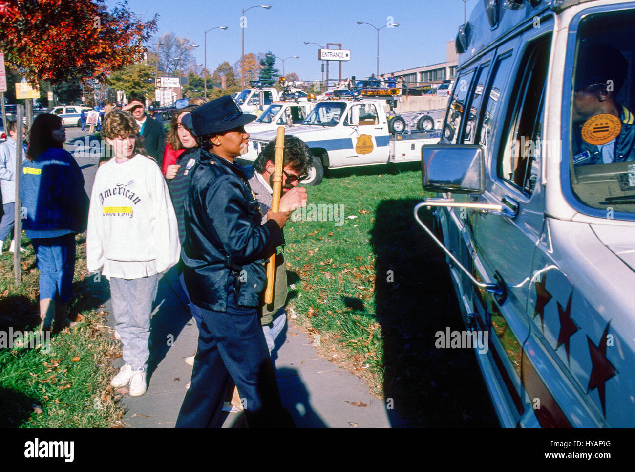 Mitglieder der Operation Rescue sind durch DC Polizisten verhaftet, zum Blockieren der Tür während einer Protestaktion an der Hillcrest Abtreibungsklinik in der Südost-Teil von Washington DC., 11. November 1989. Foto: Mark Reinstein Stockfoto