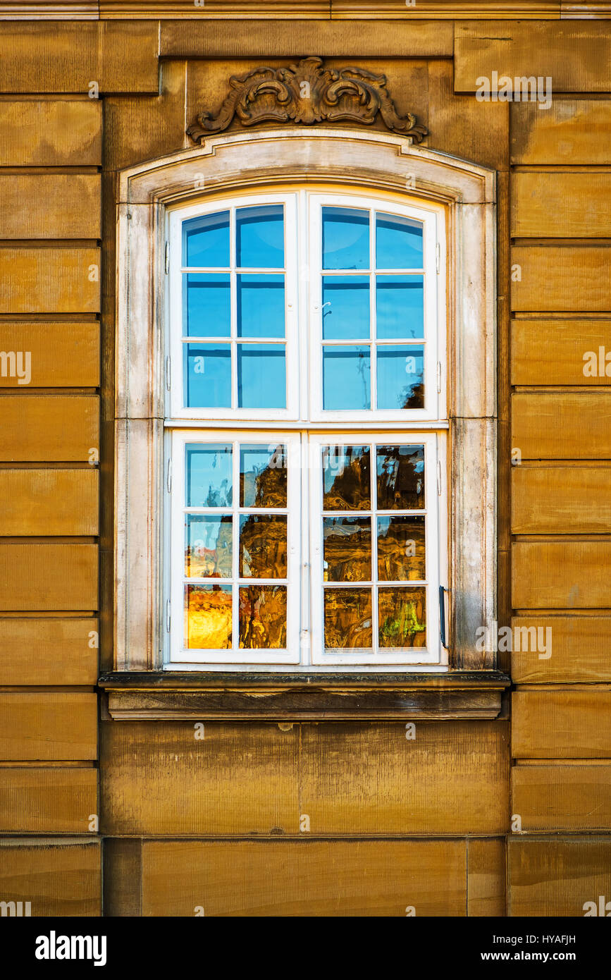 Alte weiße Fenster und gelbe Fassade, architektonischen Stil typisch für Skandinavien, eingefangen in Kopenhagen, Dänemark Stockfoto