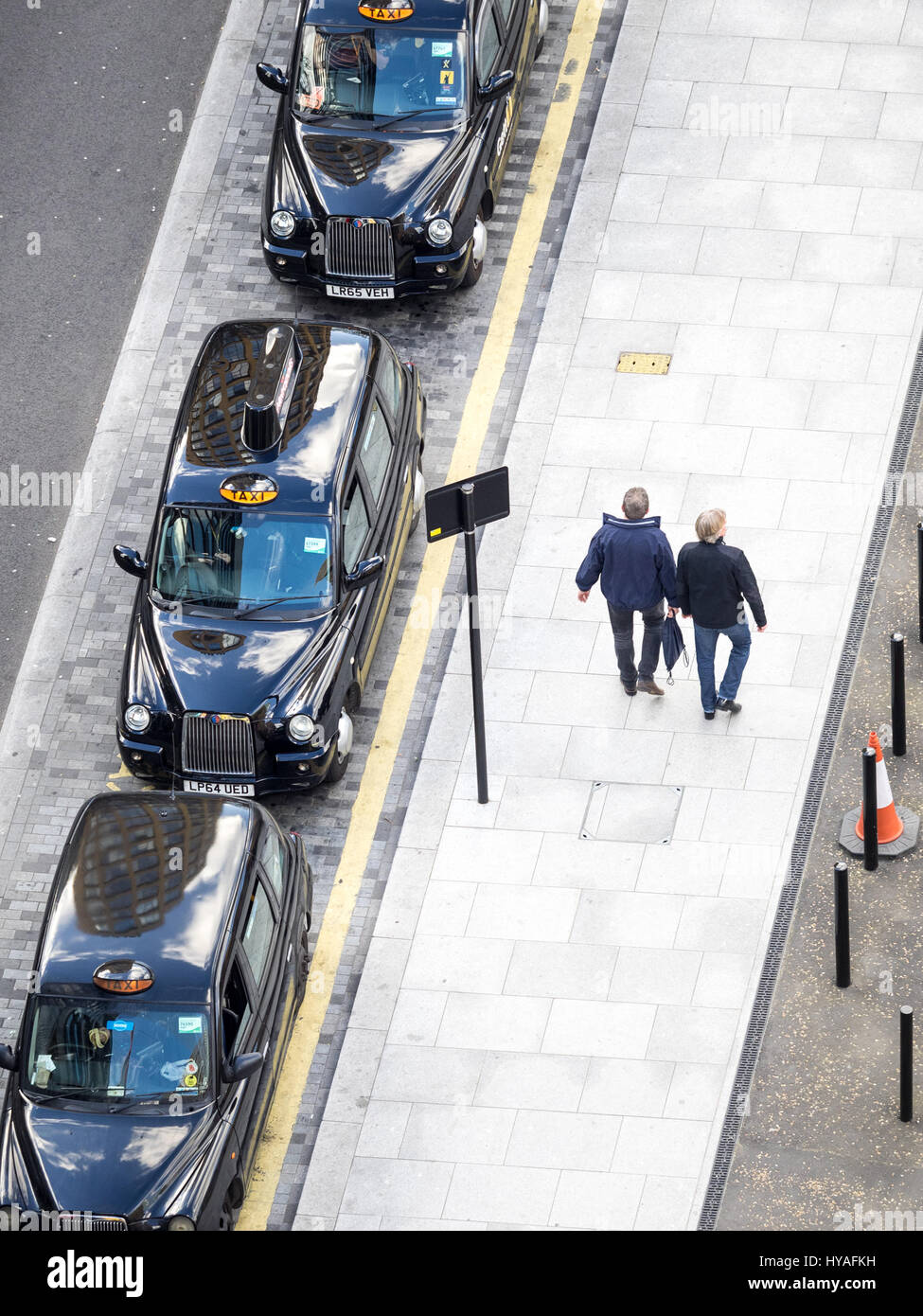 London-Taxis Black Cabs Rank - Luftbild von London Taxistand Stockfoto