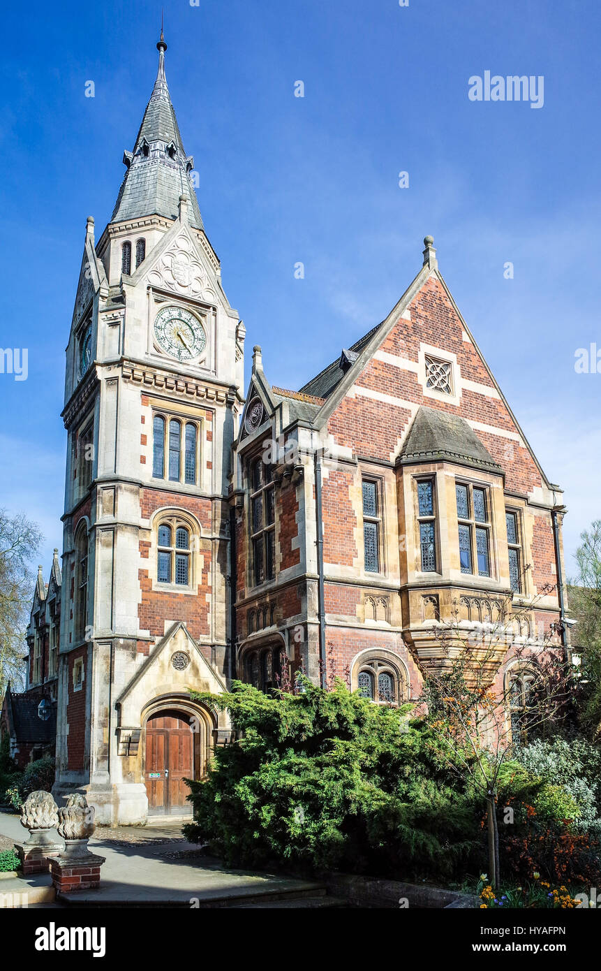 Der Uhrturm und die Bibliothek am Pembroke College der Universität Cambridge UK. Stockfoto