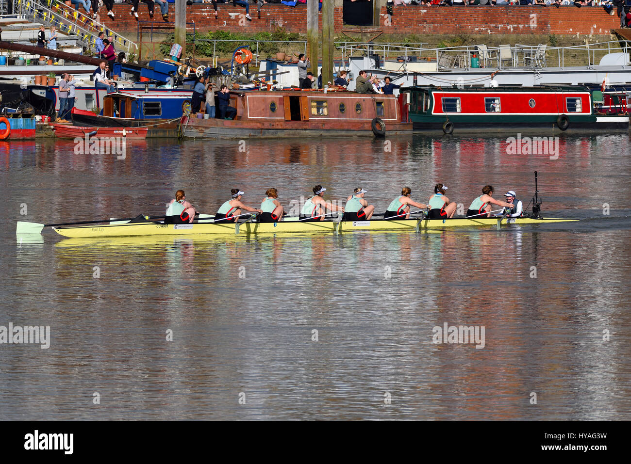 Die Frauen Boot, Universität Cambridge Boat Race auf der Themse bei Barnes, London. Women's Race Oxford und Cambridge, Cambridge gewonnen. Stockfoto