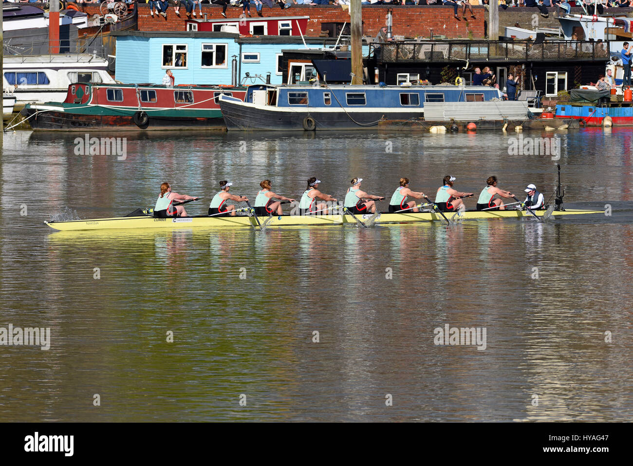 Die Frauen Boot, Universität Cambridge Boat Race auf der Themse bei Barnes, London. Women's Race Oxford und Cambridge, Cambridge gewonnen. Stockfoto