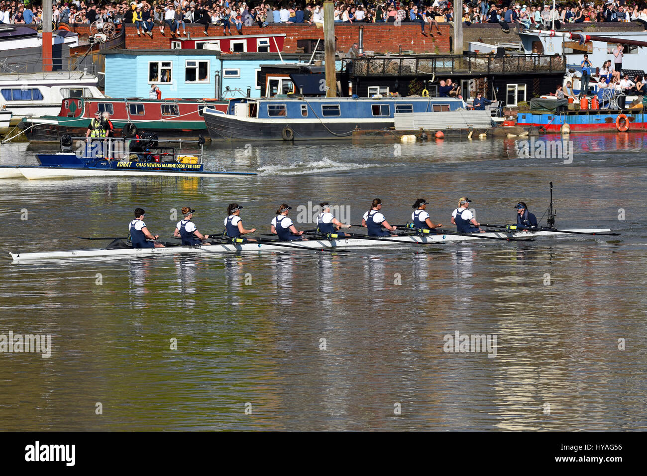 Oxford Frauen. Universität Boot Rennen auf der Themse bei Barnes, London. Women's Race Oxford und Cambridge, Cambridge gewonnen. Stockfoto