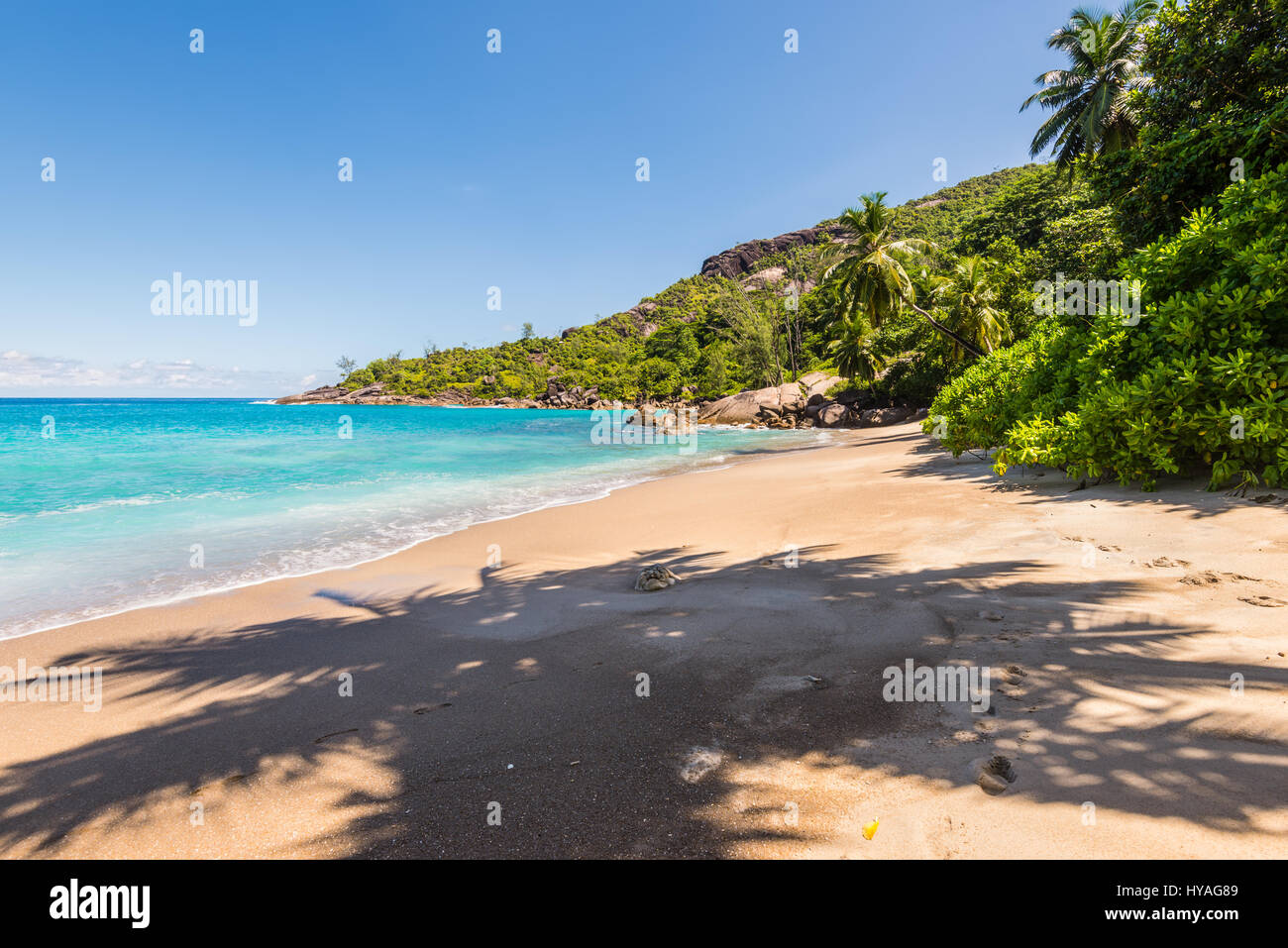Sonnentag am fantastischen Strand von Anse Major, Mahé, Seychellen. Sommer Urlaub Konzept. Stockfoto