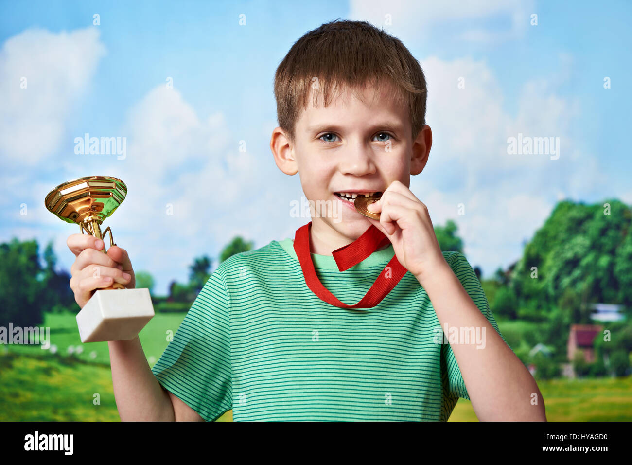 Junge Sportler Sieger mit Pokal und Medaille auf Natur Hintergrund Stockfoto