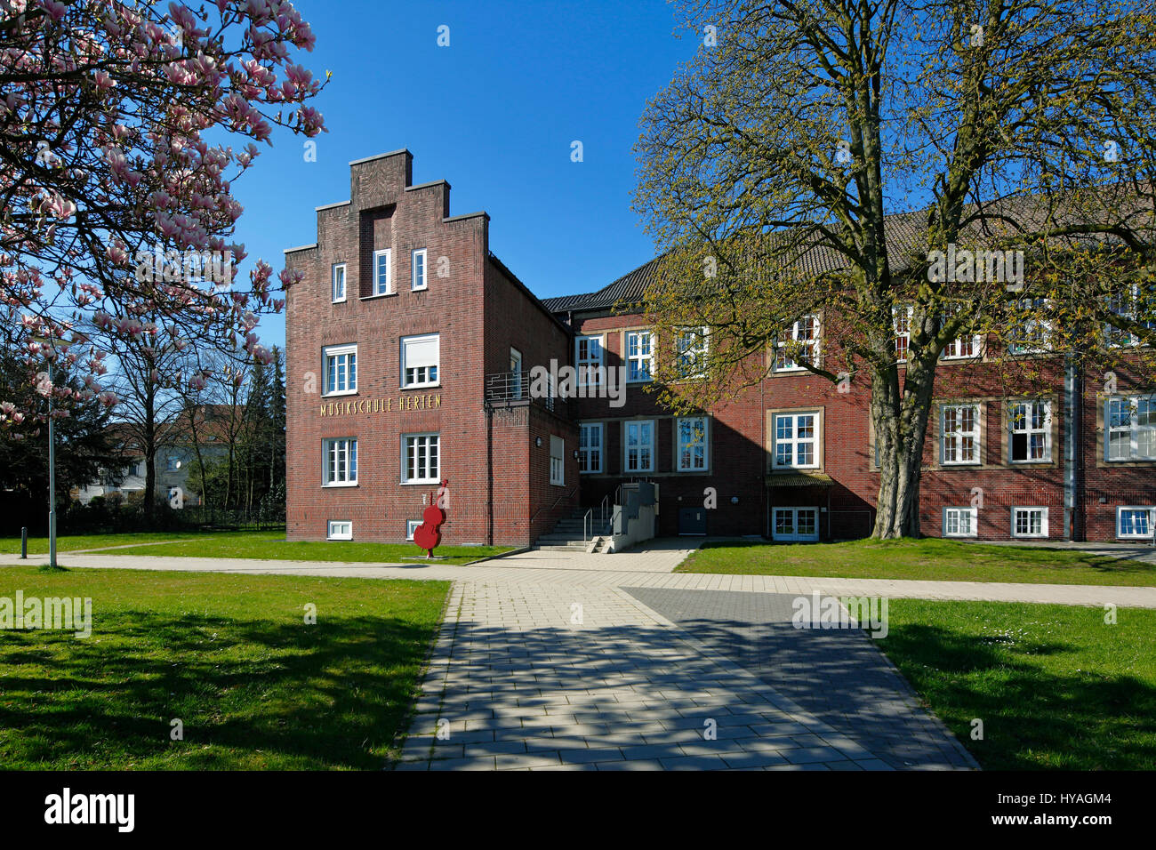 Fruehlingsstimmung, Staedtisches Gymnasium Und Musikschule in Herten, Ruhrgebiet, Nordrhein-Westfalen Stockfoto