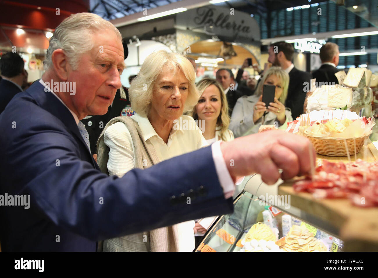 Der Prince Of Wales und der Herzogin von Cornwall besuchen Sant'Ambrogio Markt zur Feier der Slow Food Bewegung und lokale Lebensmittelproduzenten der Region Abruzzen und Gebieten, die von den italienischen Erdbeben 2016, am sechsten Tag von seiner neun-Tage-Europa-Tournee zu erfüllen. Stockfoto