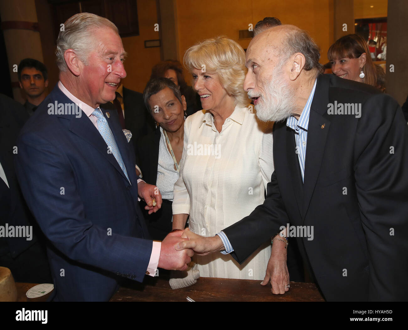 Der Prinz von Wales und die Herzogin von Cornwall mit dem Gründer Carlo Petrini (rechts) als sie besuchen Sant'Ambrogio Markt zur Feier der Slow Food Bewegung und lokale Lebensmittelproduzenten der Region Abruzzen und Gebieten, die von den italienischen Erdbeben 2016, am sechsten Tag von seiner neun-Tage-Europa-Tournee zu erfüllen. Stockfoto