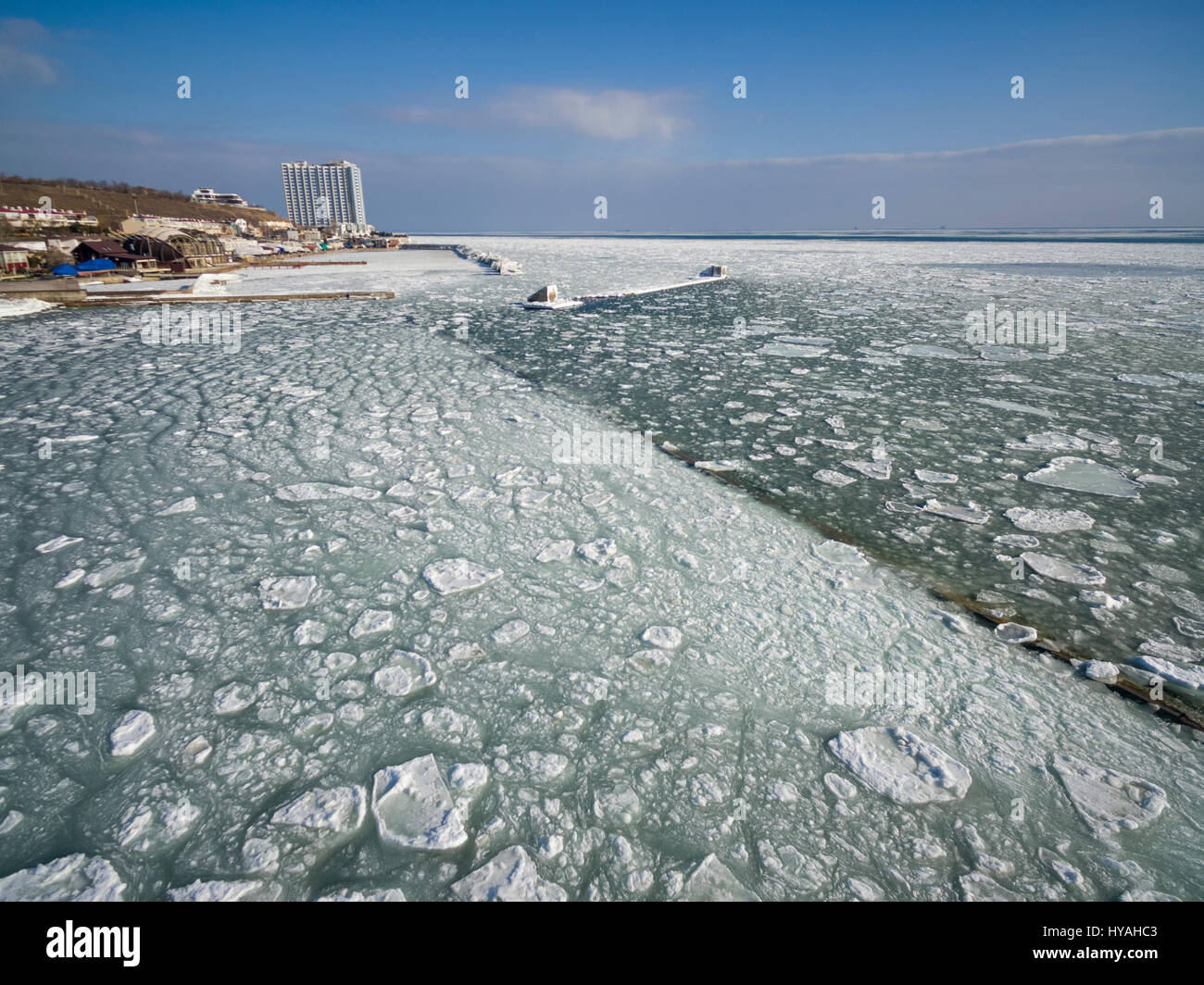 Luftbild-Drohne Bild des Schwarzen Meeres auf 12 Station Strand in Odessa Ukraine eingefroren. Stockfoto