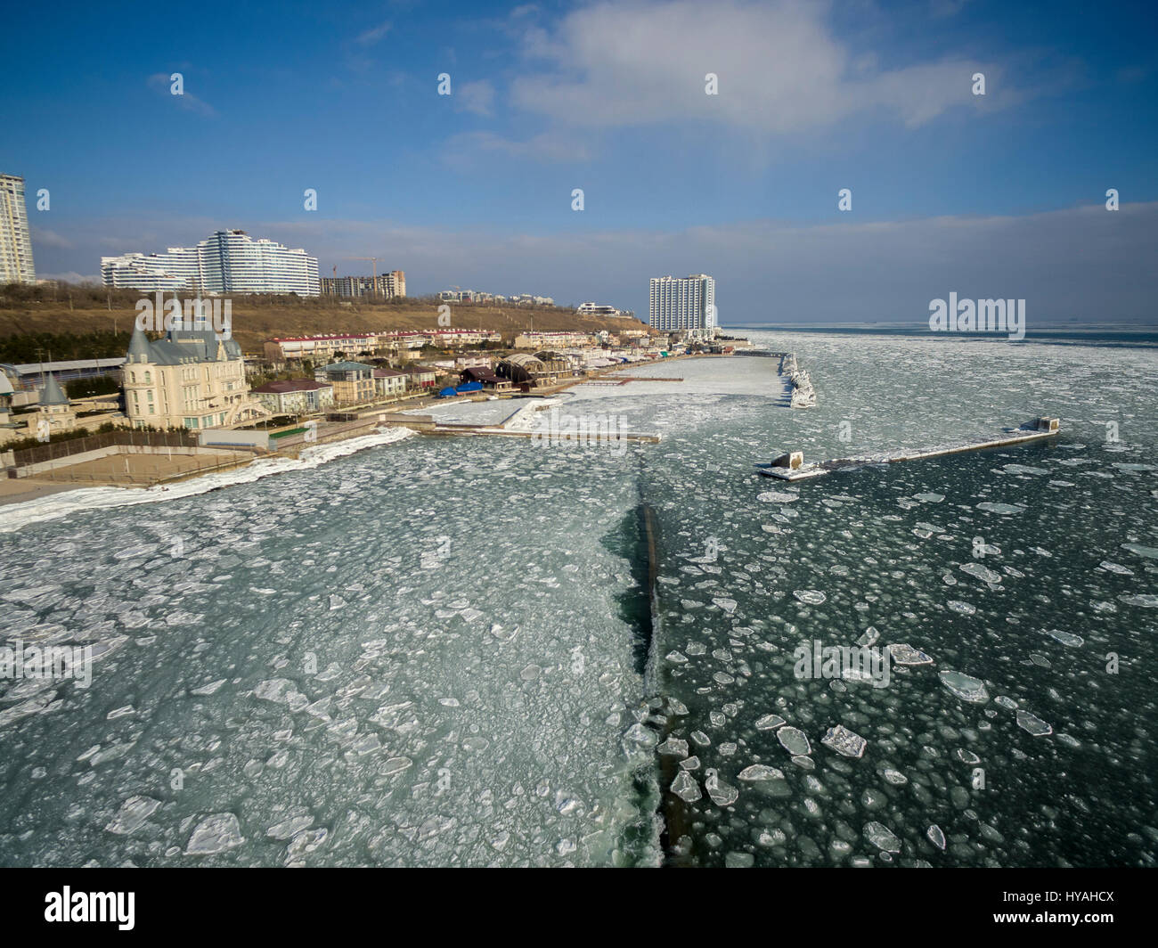 Luftbild-Drohne Bild des Schwarzen Meeres auf 12 Station Strand in Odessa Ukraine eingefroren. Stockfoto