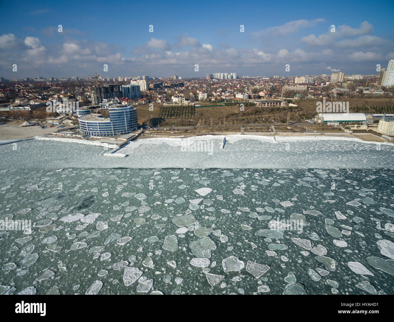 Luftbild-Drohne Bild des Schwarzen Meeres auf 12 Station Strand in Odessa Ukraine eingefroren. Stockfoto