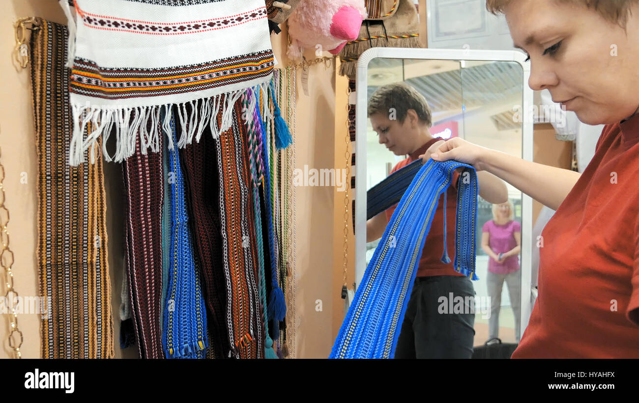 Eine Kundin ist auf einem blauen Bund versuchen. Stockfoto
