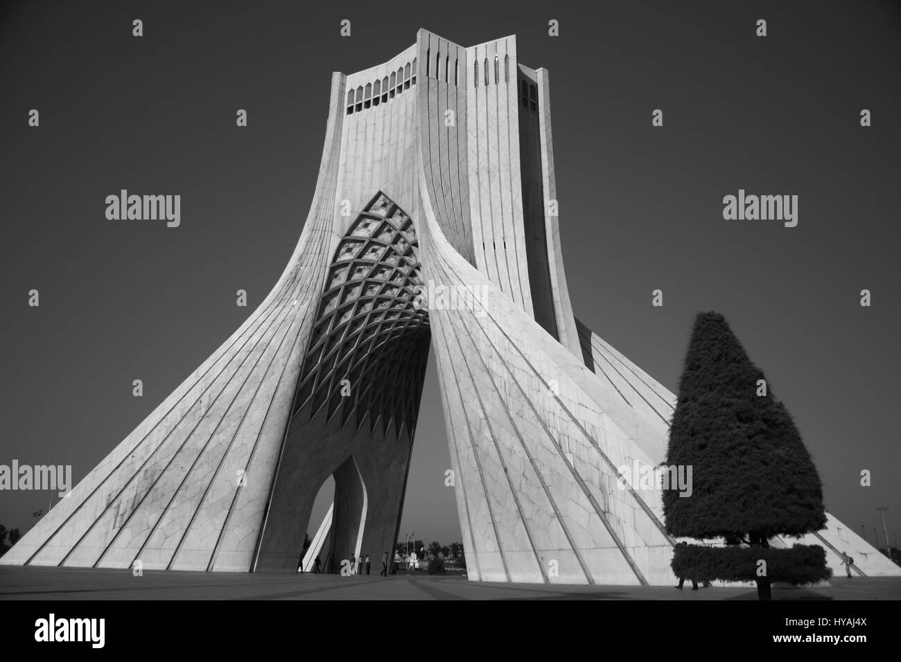 Monochromes Bild der Azadi-Turm, ehemals Shahyad, Azadi-Platz, Teheran, Islamische Republik Iran Stockfoto