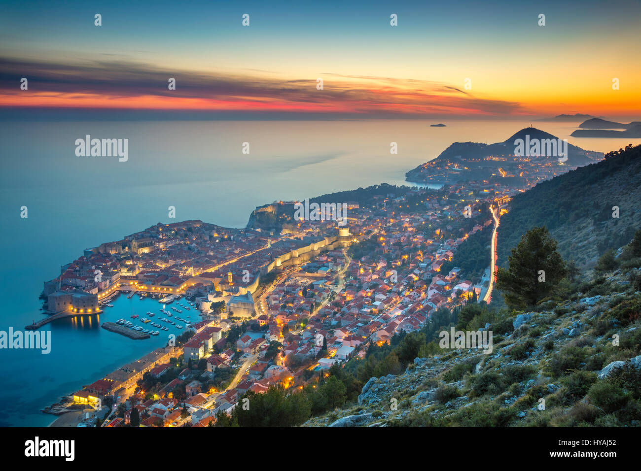 Dubrovnik, Kroatien. Schöne romantische Altstadt von Dubrovnik während des Sonnenuntergangs. Stockfoto
