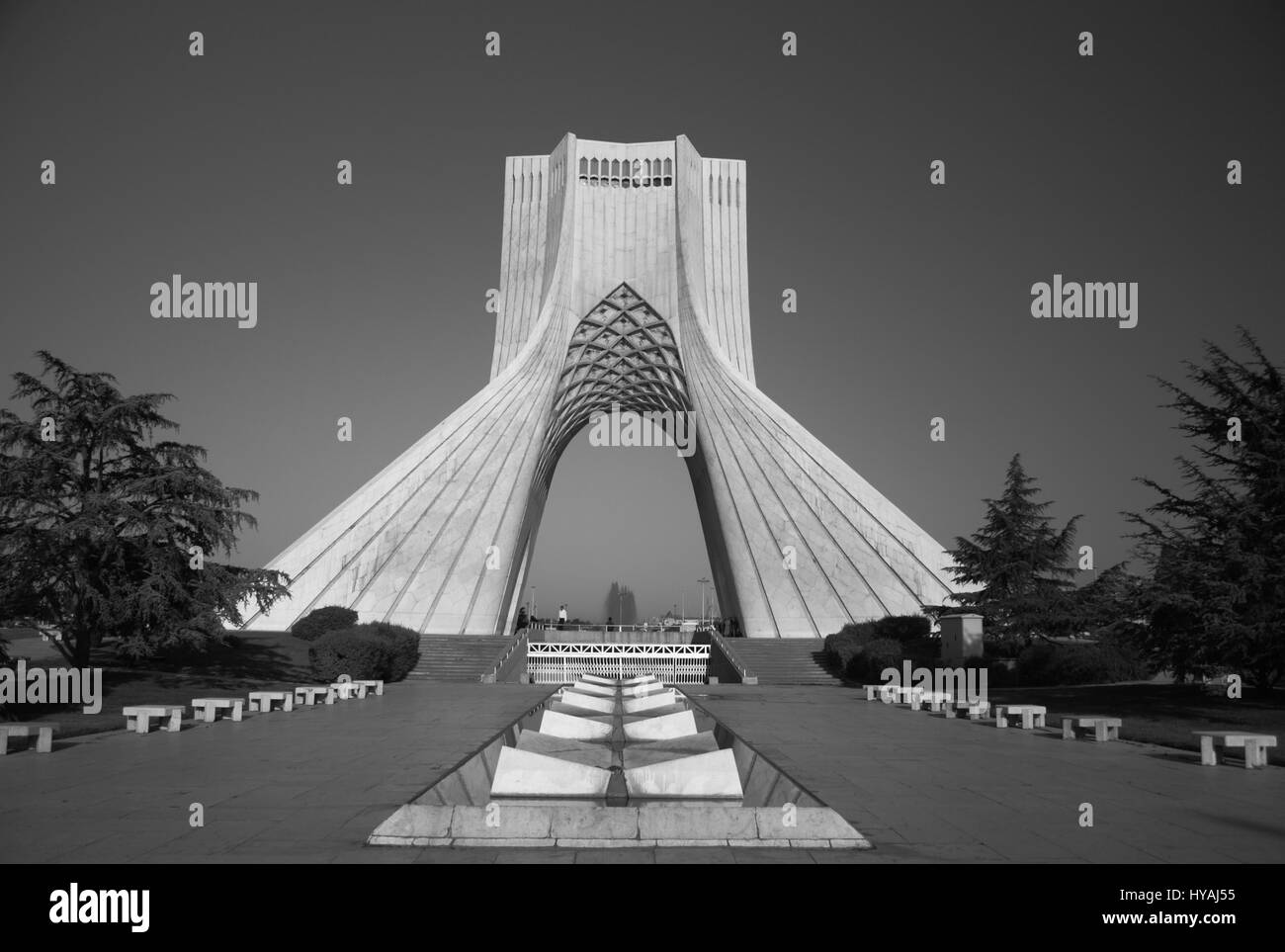 Monochromes Bild der Azadi-Turm, ehemals Shahyad, Azadi-Platz, Teheran, Islamische Republik Iran Stockfoto