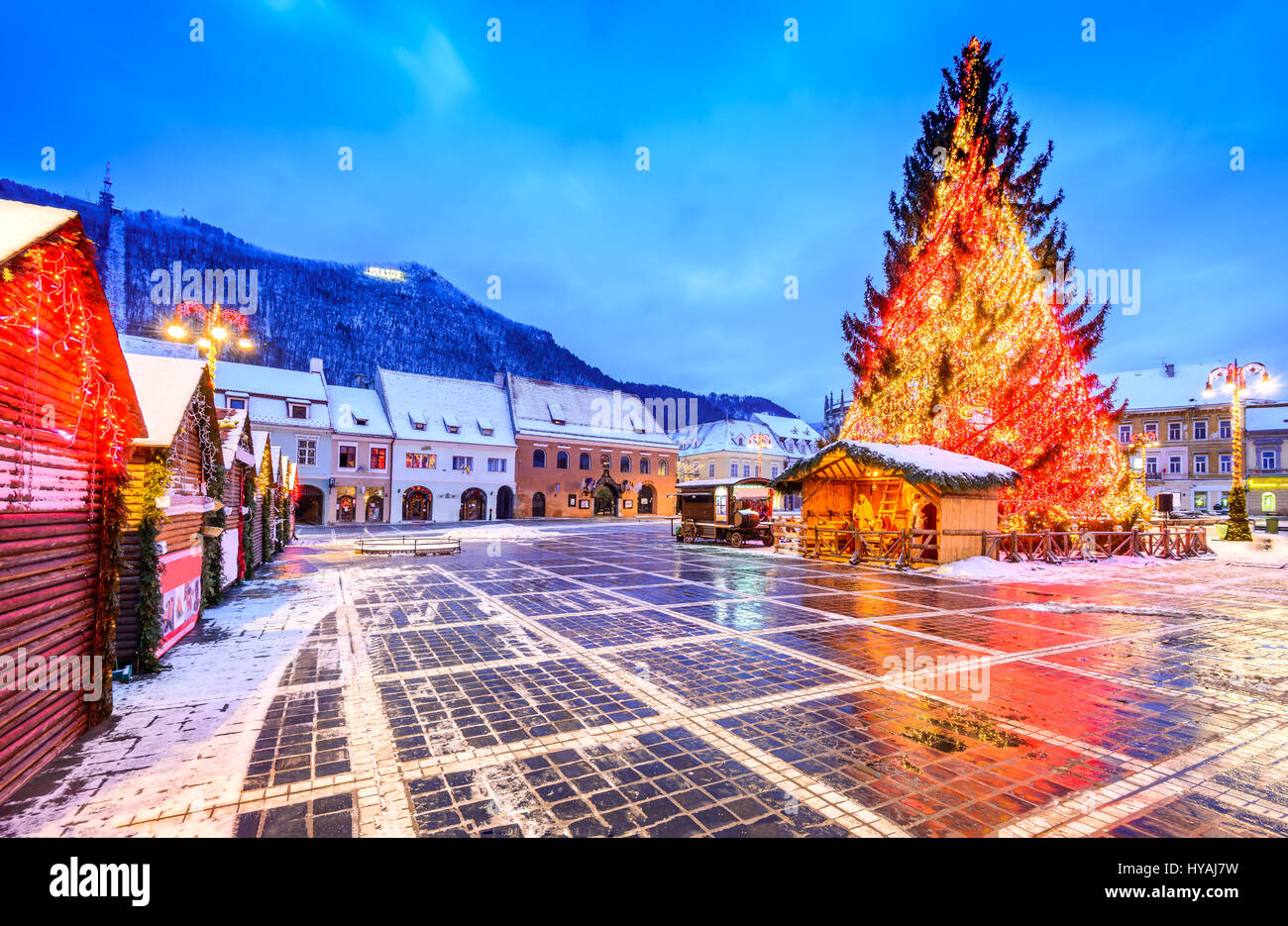 Brasov, Rumänien. Weihnachtsmarkt in Hauptplatz, mit Weihnachtsbaum und Lichter. Transylvania Wahrzeichen. Stockfoto