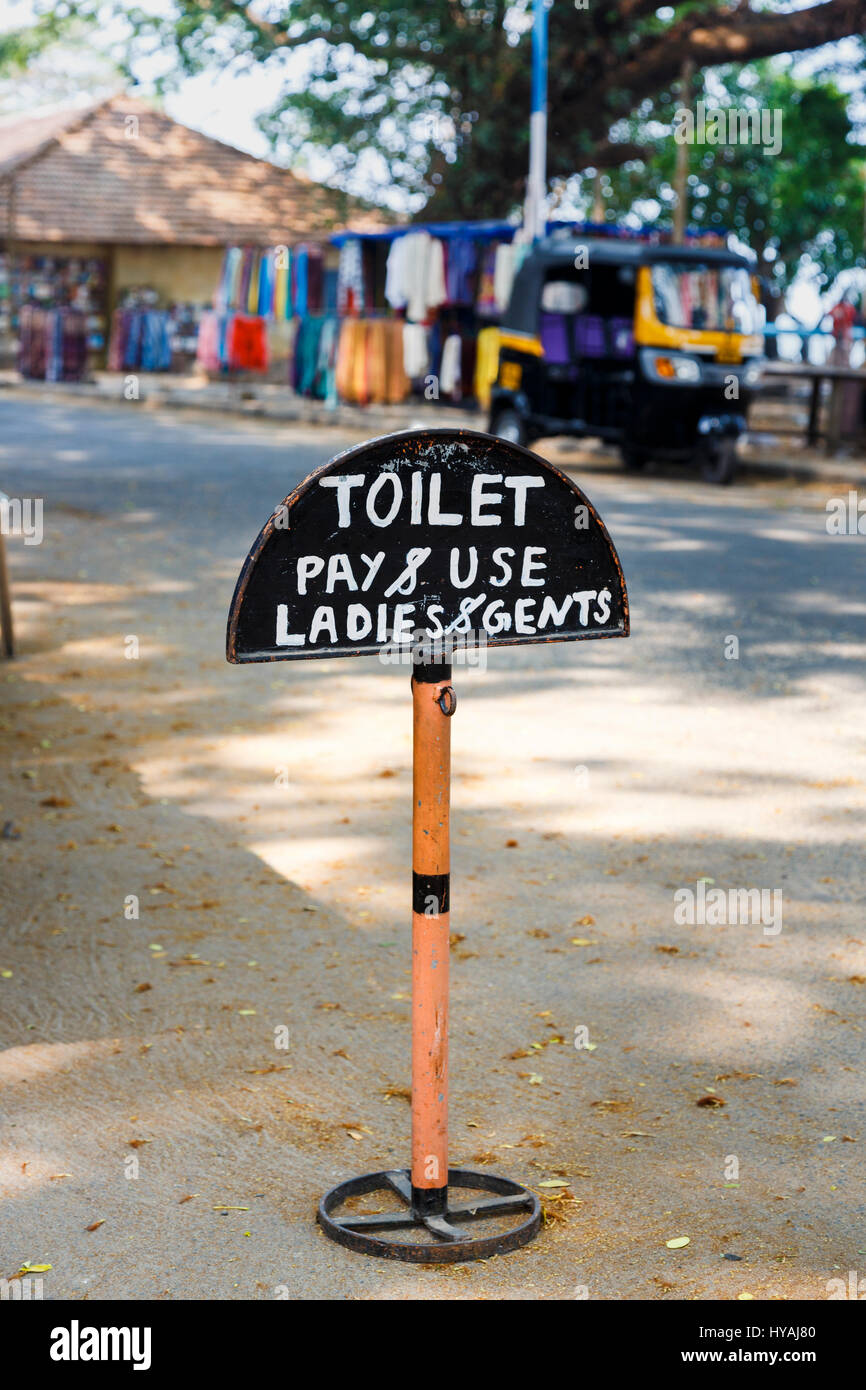 Öffentlichen Damen & Herren bezahlen WC Schild am Straßenrand in einer Straße in Fort Cochin, Kerala, Südindien Stockfoto