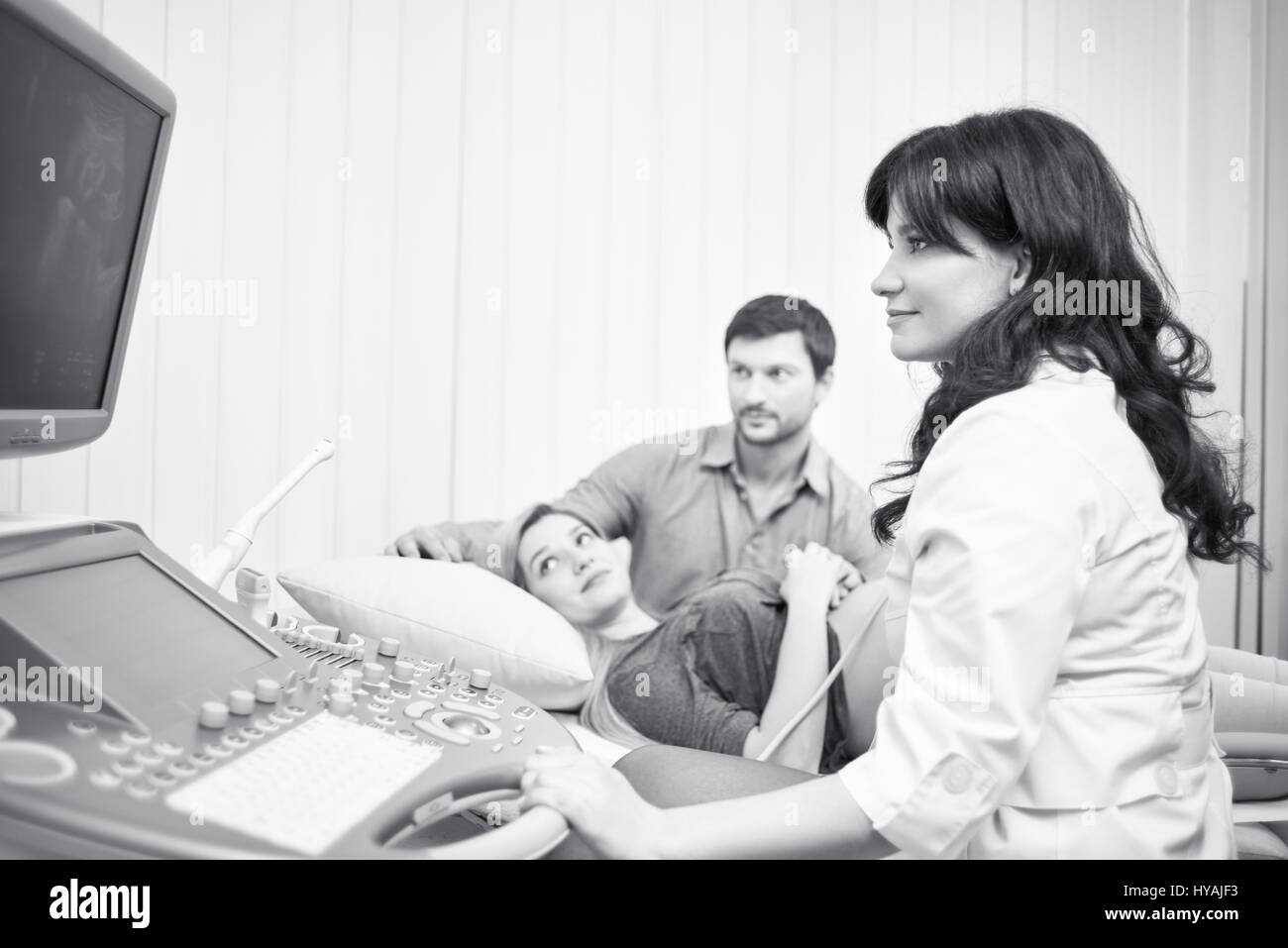 Monochrom erschossen von einem Liebespaar schwanger im Krankenhaus Stockfoto