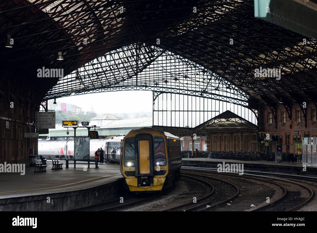 Erstes Great Western Klasse 158 Diesel Zug am Bahnhof Bristol Temple Meads, UK Stockfoto