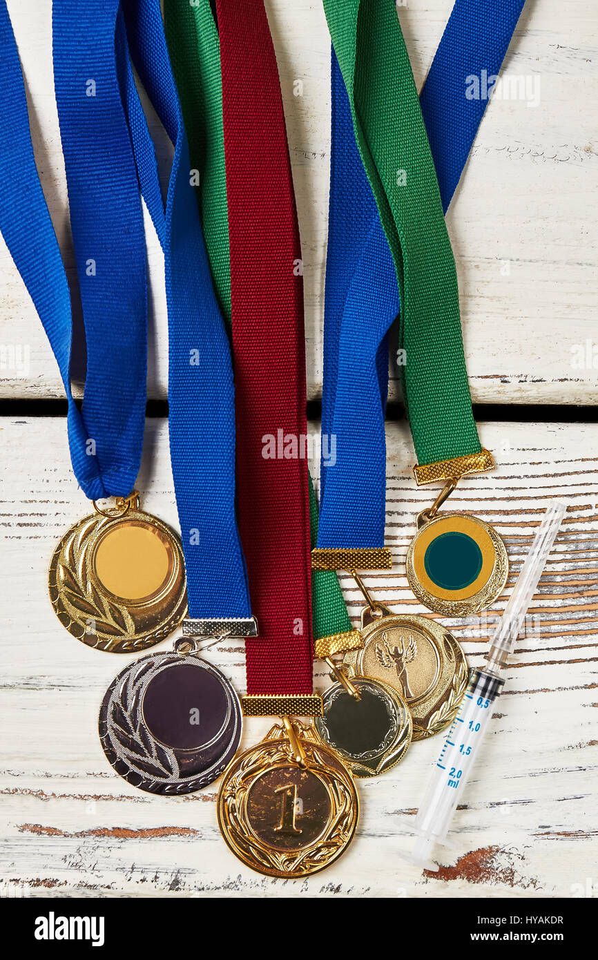 Spritze und Medaillen auf Holz. Stockfoto