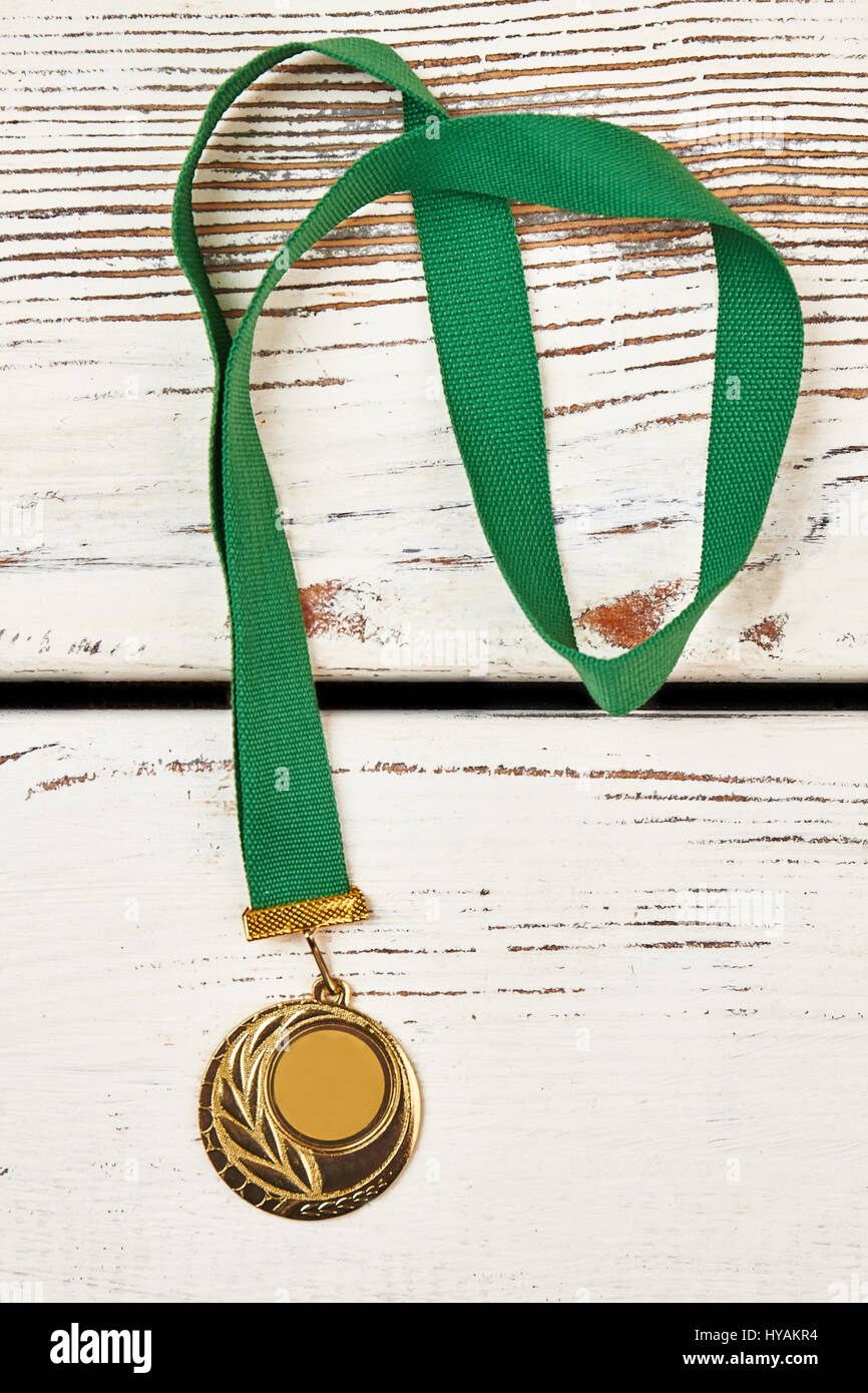 Sport-Medaille auf hölzernen Hintergrund. Stockfoto