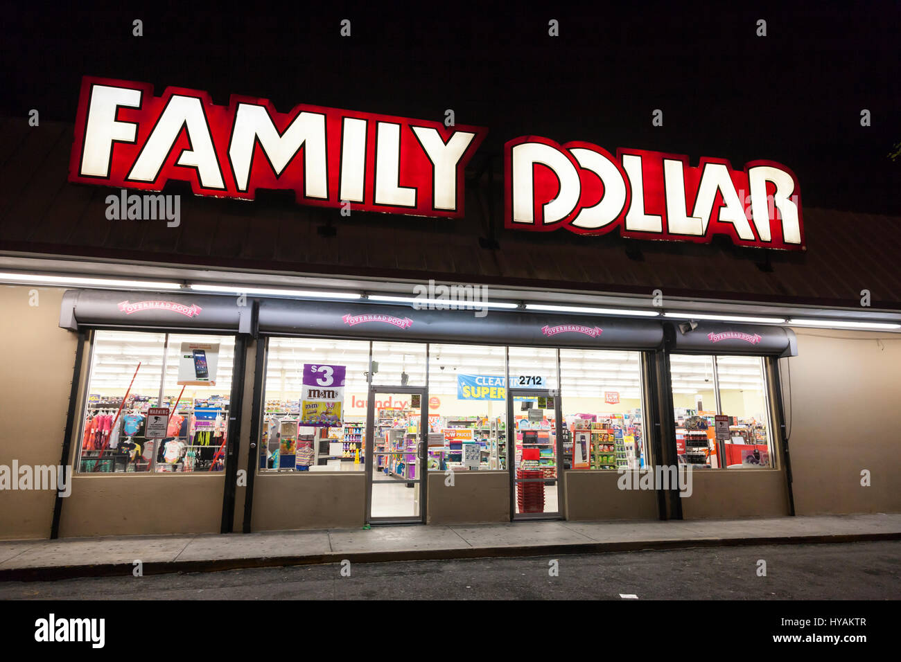 Miami, FL, USA - 12. März 2017: Family Dollar Discountmarkt nachts beleuchtet. Miami, Florida, Vereinigte Staaten von Amerika Stockfoto