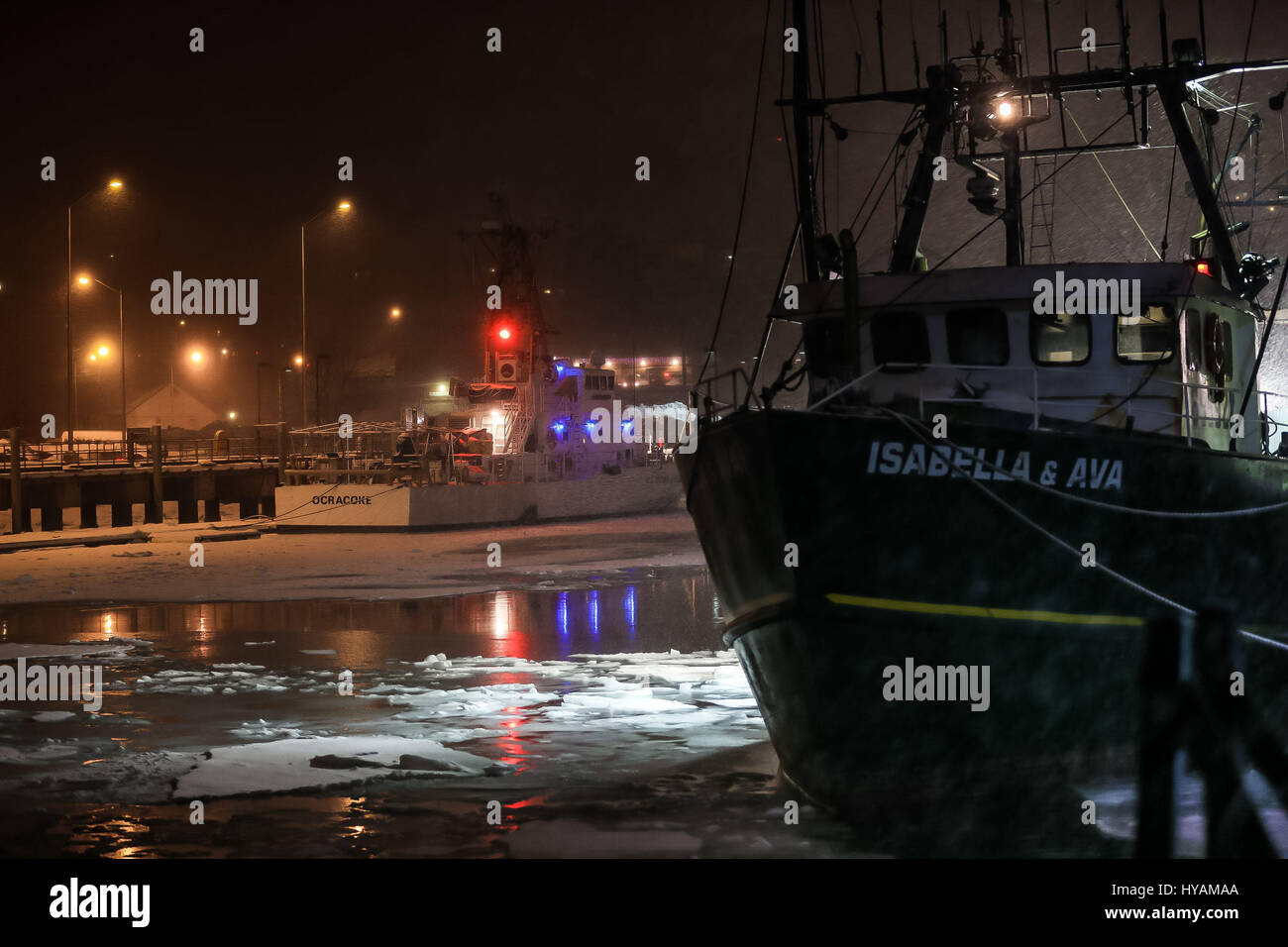 BOSTON, USA: Riesige SCHNEESTÜRME haben Osten Nordamerika geschlagen verlassen über einen Fuß der Schnee an diesem Wochenende. Bilder zeigen wie Pendler kämpfen aber auf Schnee bis zu sechs Fuß tief, riesige Eiszapfen an Häusern gebildet haben und den Docks zugefroren komplett Verseilung Seeschiffen. Fotograf Robert Johnson trotzten die 60 Meilen pro Stunde Winde und Minusgraden die Bilder zurück zu bringen. Stockfoto
