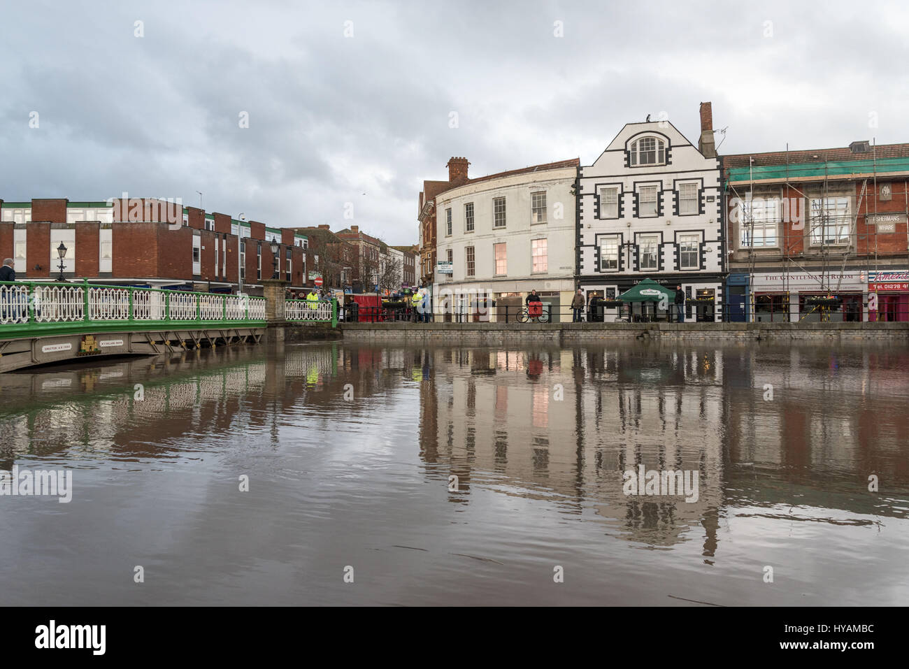 BRIDGEWATER, UK: Frühling hat die Straßen dieser britischen Marktstadt mit den Wassern des Rover in der Nähe von platzen fast überschwemmt. Nach Großbritannien durch Regen über das Wochenende geschlagen wurde, zeigen Bilder von der Eisenbrücke in der Mitte der Stadt wie der Fluss ist in der Nähe von den umliegenden Straßen übergreifen. Die Stadt machte nationale Schlagzeilen nach schweren Überschwemmungen in 2011 und 2014 eine Gezeiten Flut als Teil einer £ 100 installiert wurde plan zur Bekämpfung der Überschwemmungen und schützen Häuser und Geschäfte in den Somerset Levels. Stockfoto